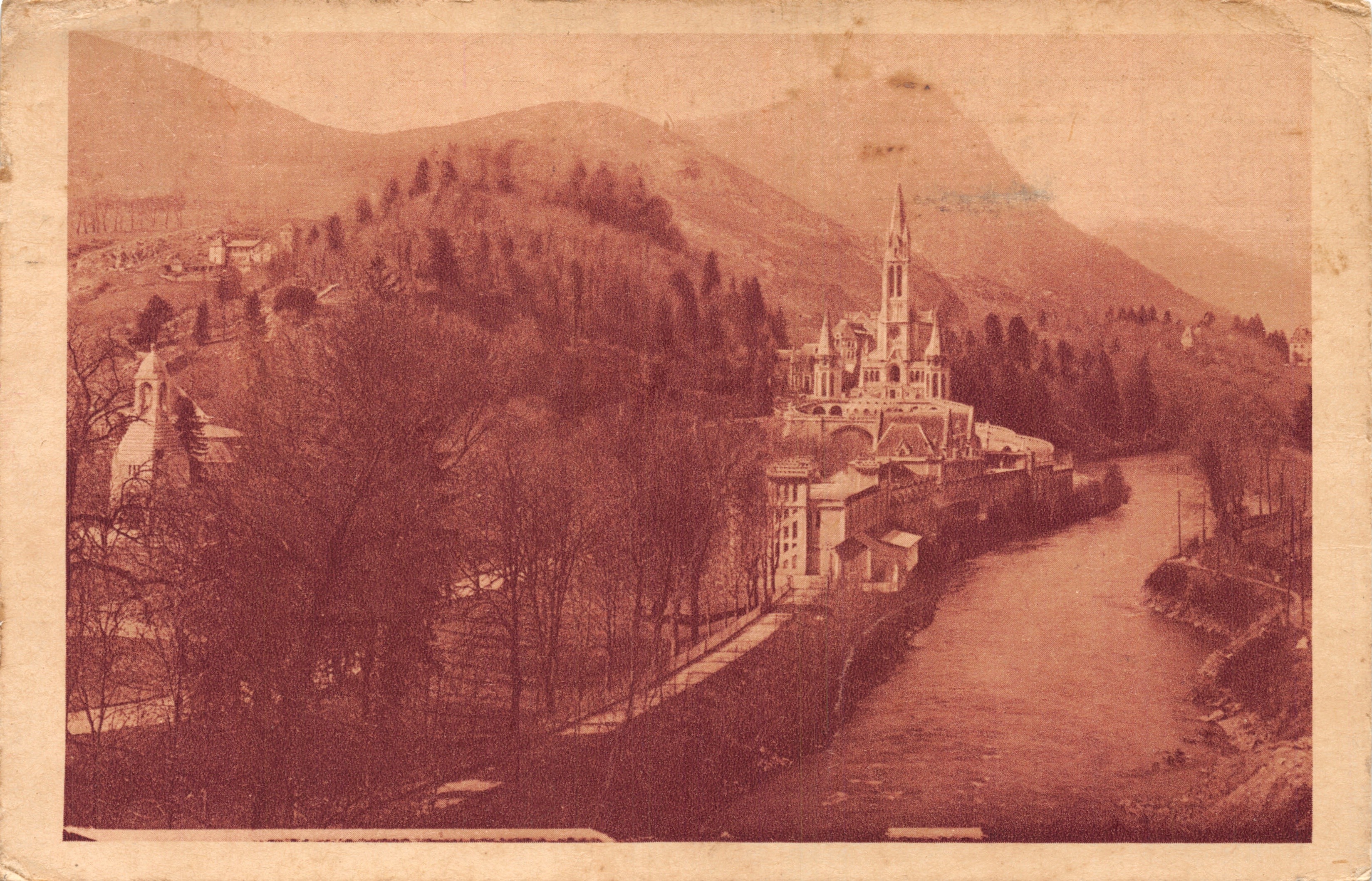 Lourdes — De basiliek en het interallieële monument — Editie P. Doucet, Lourdes, n°31