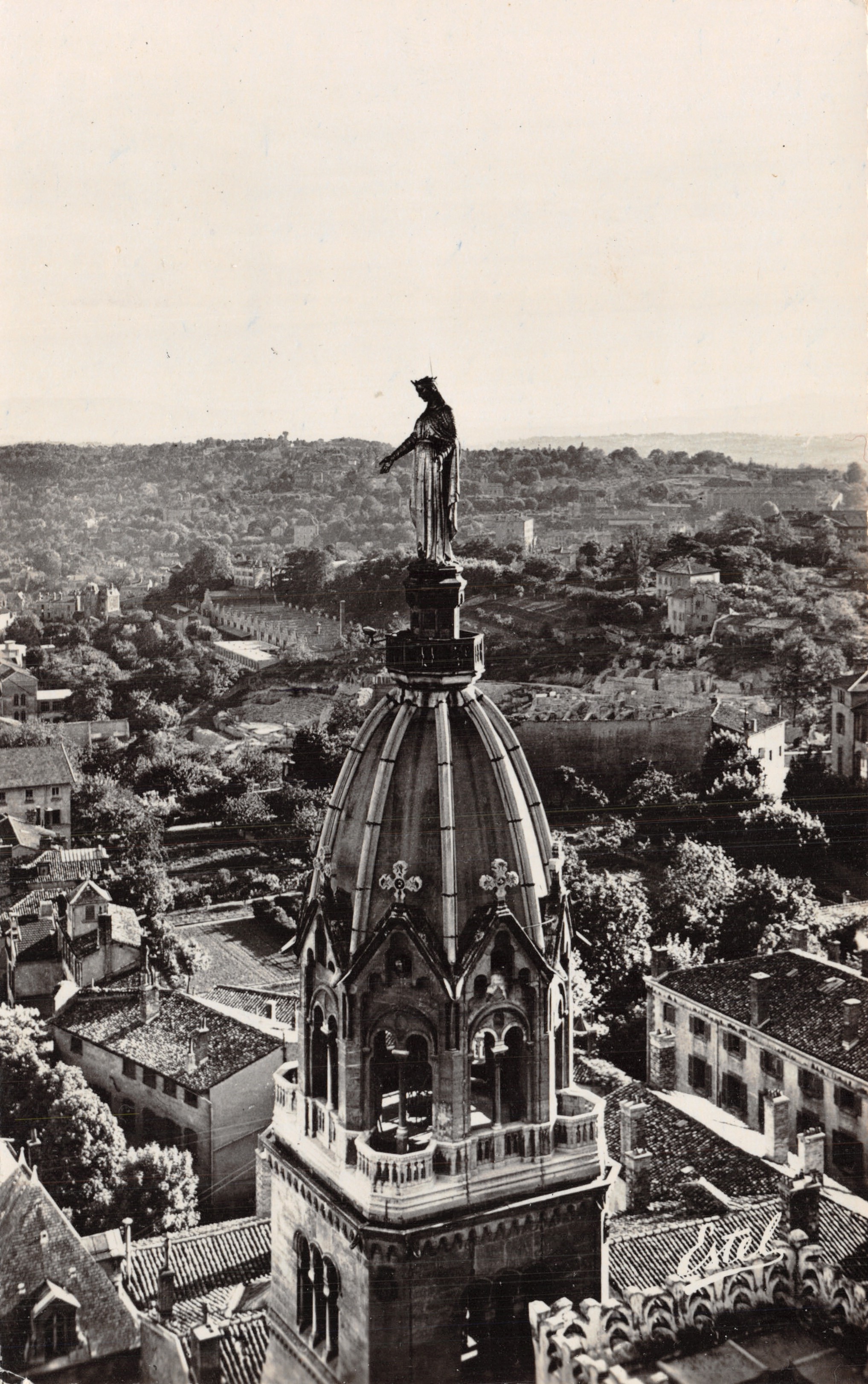 Vierge van de klokkenstoel van Fourvière — beeld op de klokkenstoel van de kerk, luchtfoto — Éditions de Luxe « Estel », Lyon