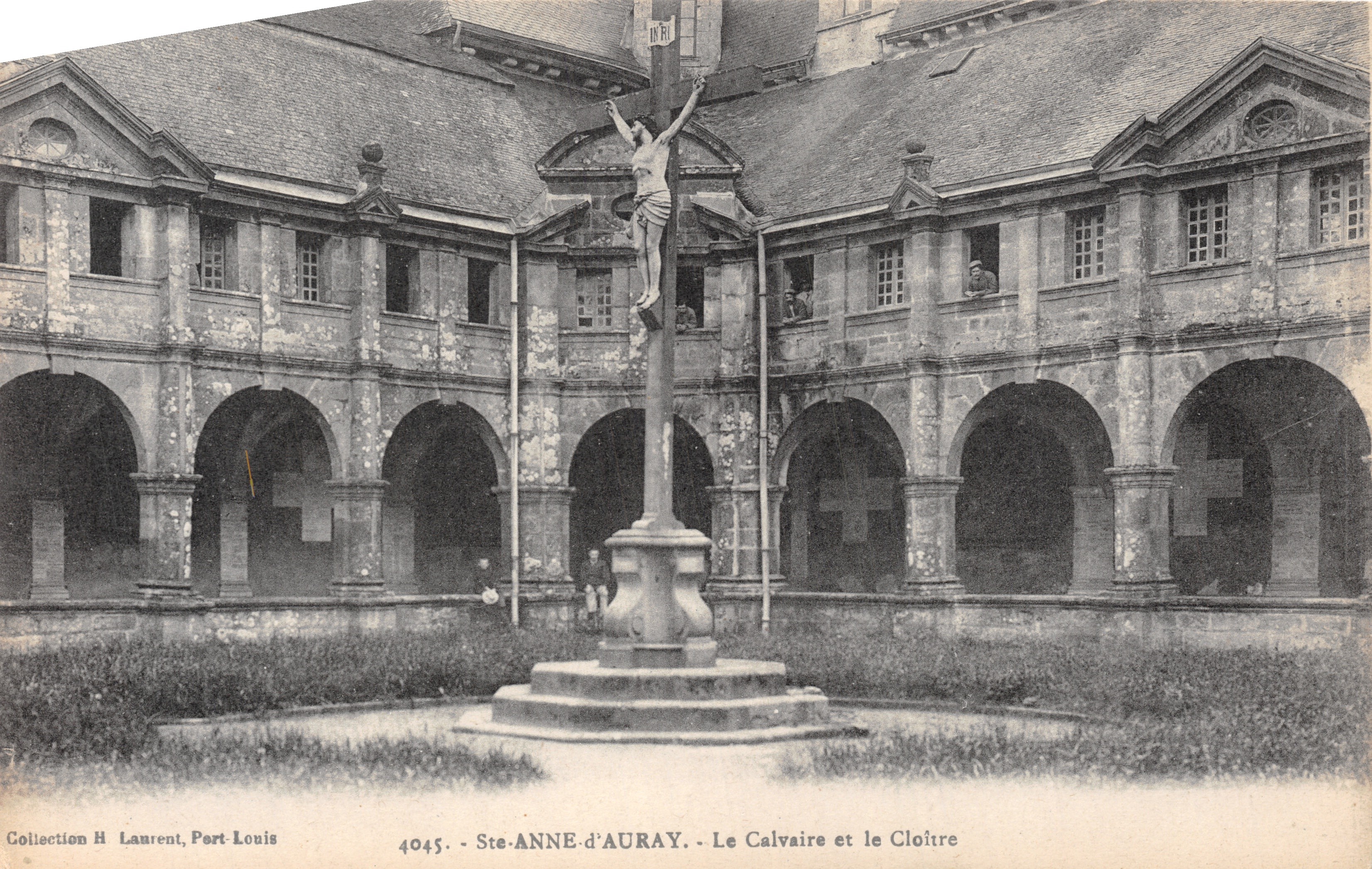 Ste-Anne-d'Auray — Het Kruisteken en het Klooster — Afdruk op de kaart: Collectie H. Laurent, Port-Louis, nr. 4045
