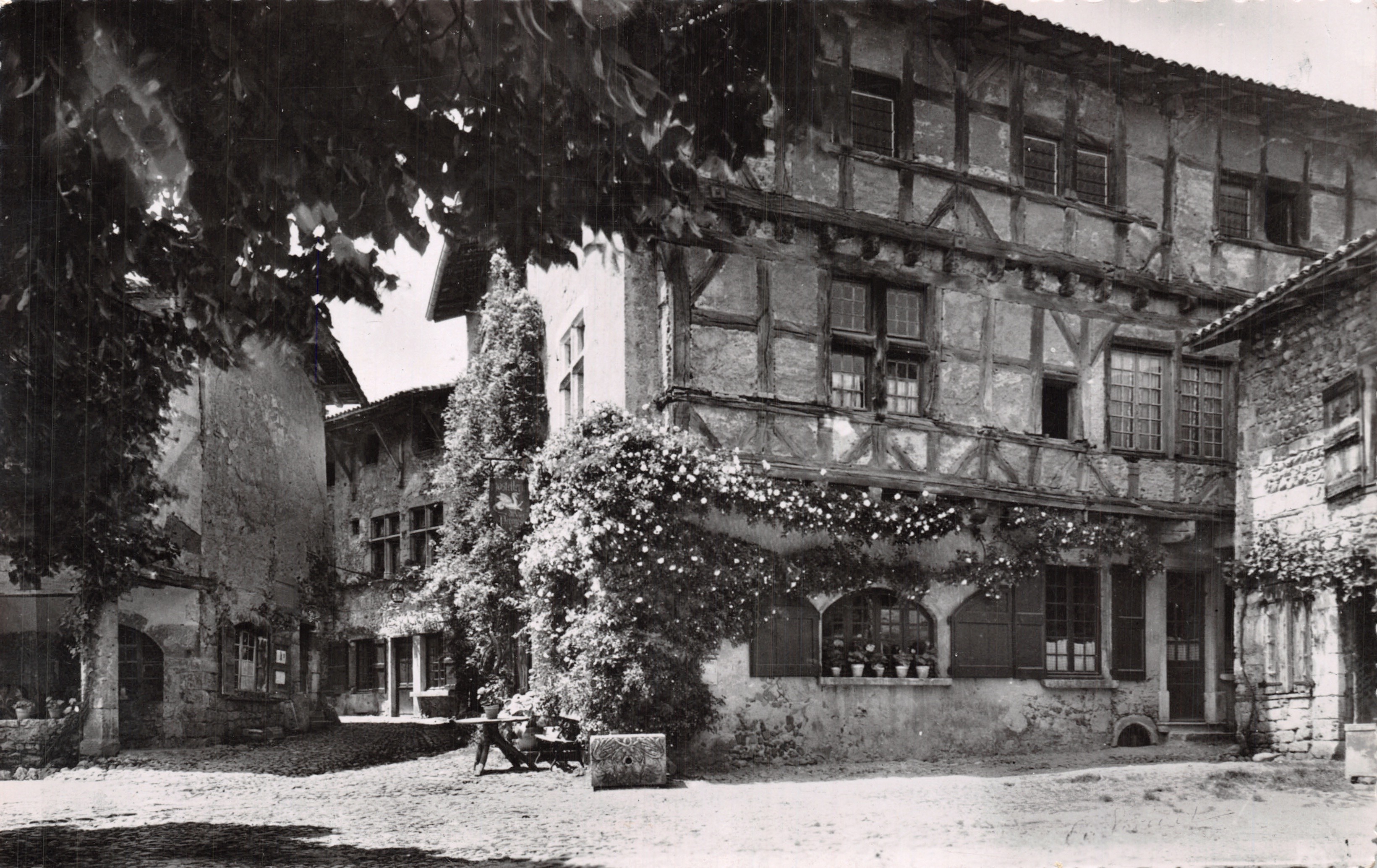 Pérouges — Vista de la L'Ostellerie del siglo XIII — Éditions Arland-Anremasse