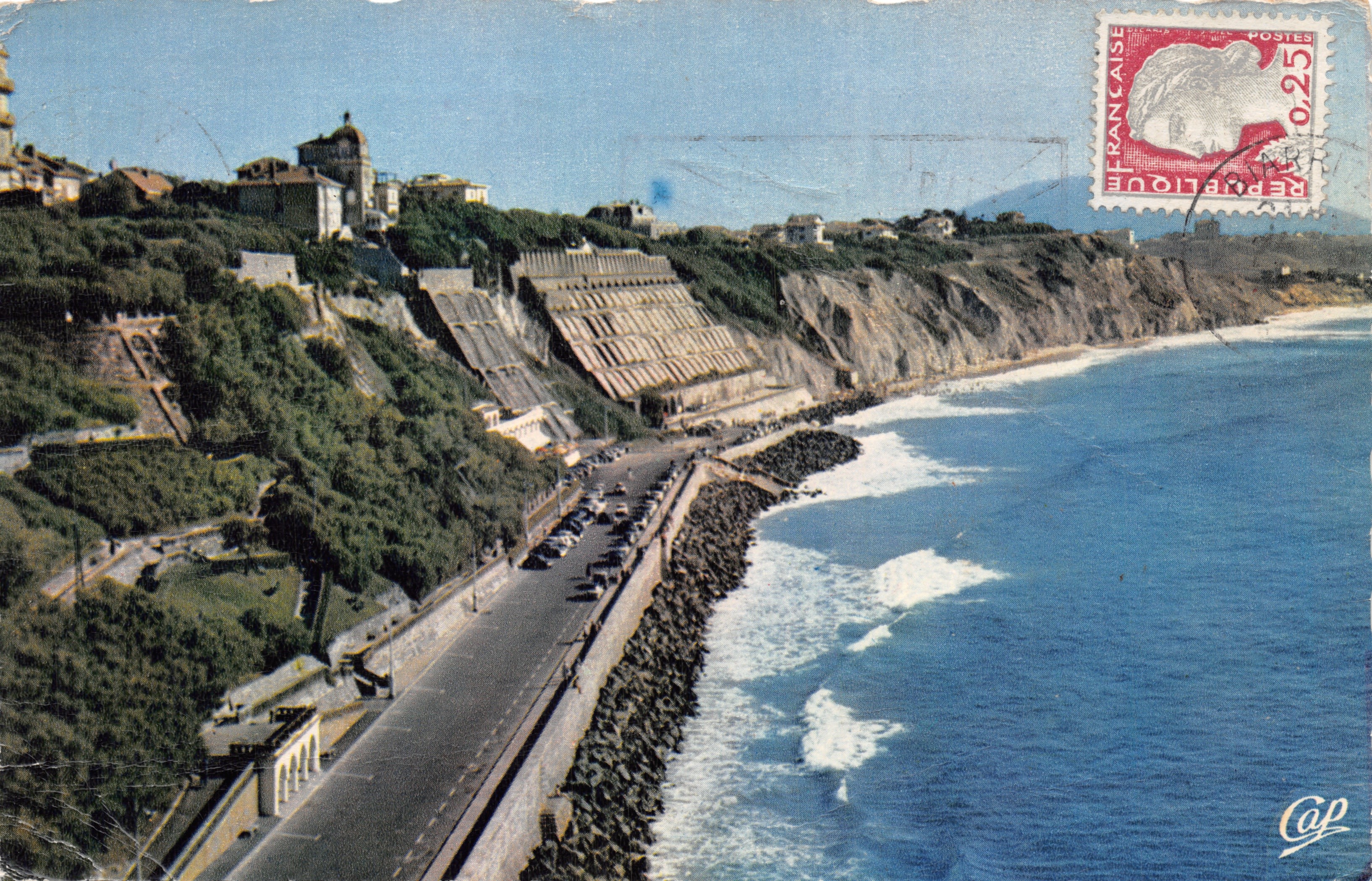 Biarritz — vista de la costa con paseo y acantilados — editor Cap