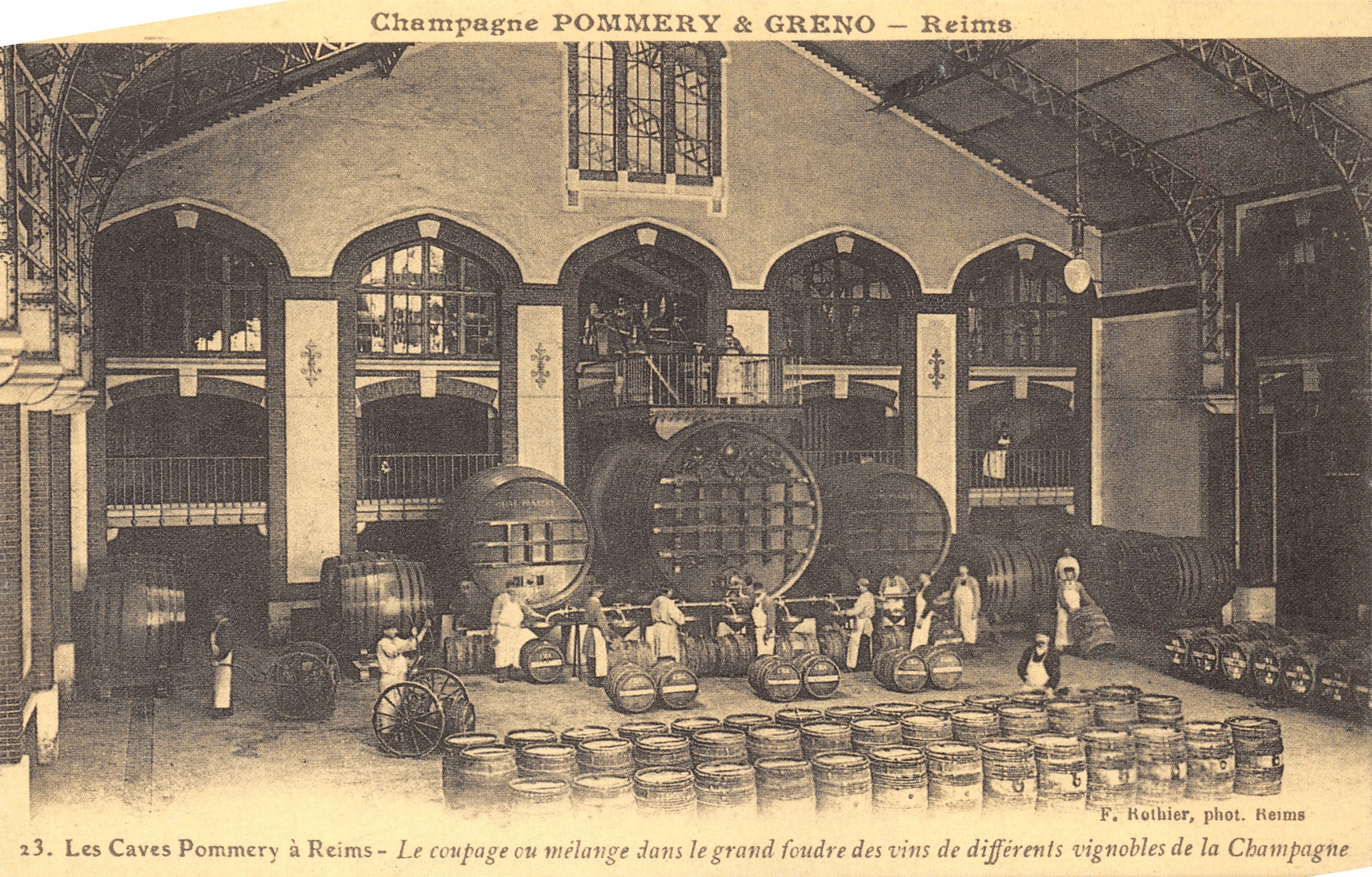 Les Caves Pommery te Reims — Het mengen of mengsel in het grote vat van wijn uit verschillende wijngaarden van de Champagne — F. Rothier, fotograaf Reims