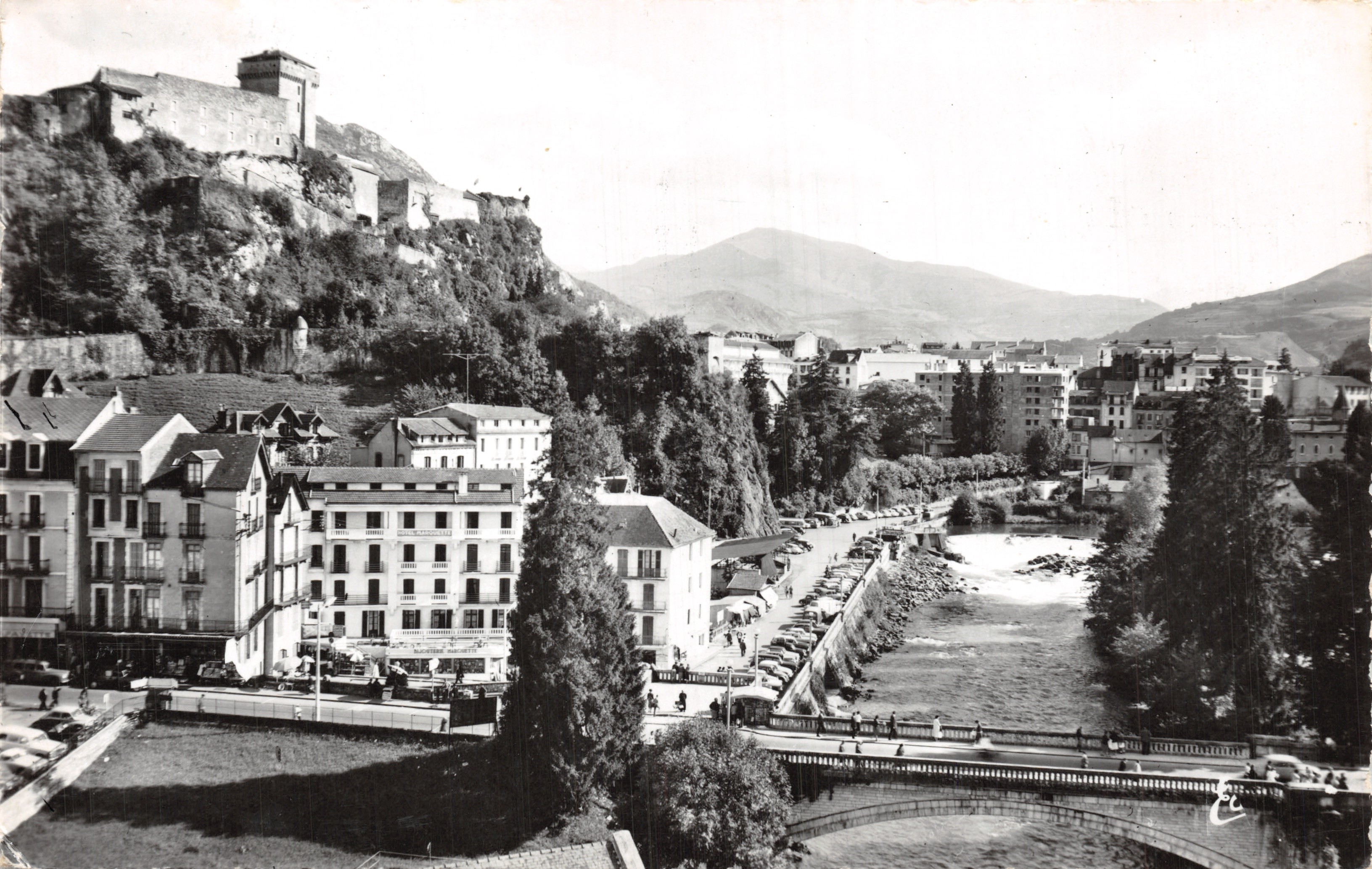 Lourdes (H.-P.) — Le Château-Fort, le Gave et le Pont Saint-Michel — Éd. Lourdes