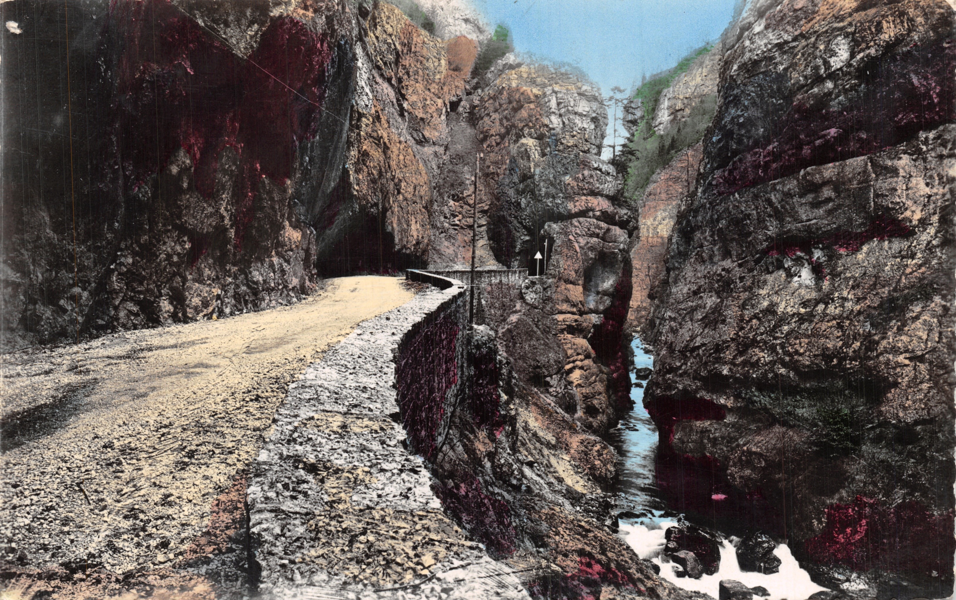 Die Gorges de la Bourne — Ansicht des schmalen Weges zwischen Klippen und Bach — Éditions J. Cellard