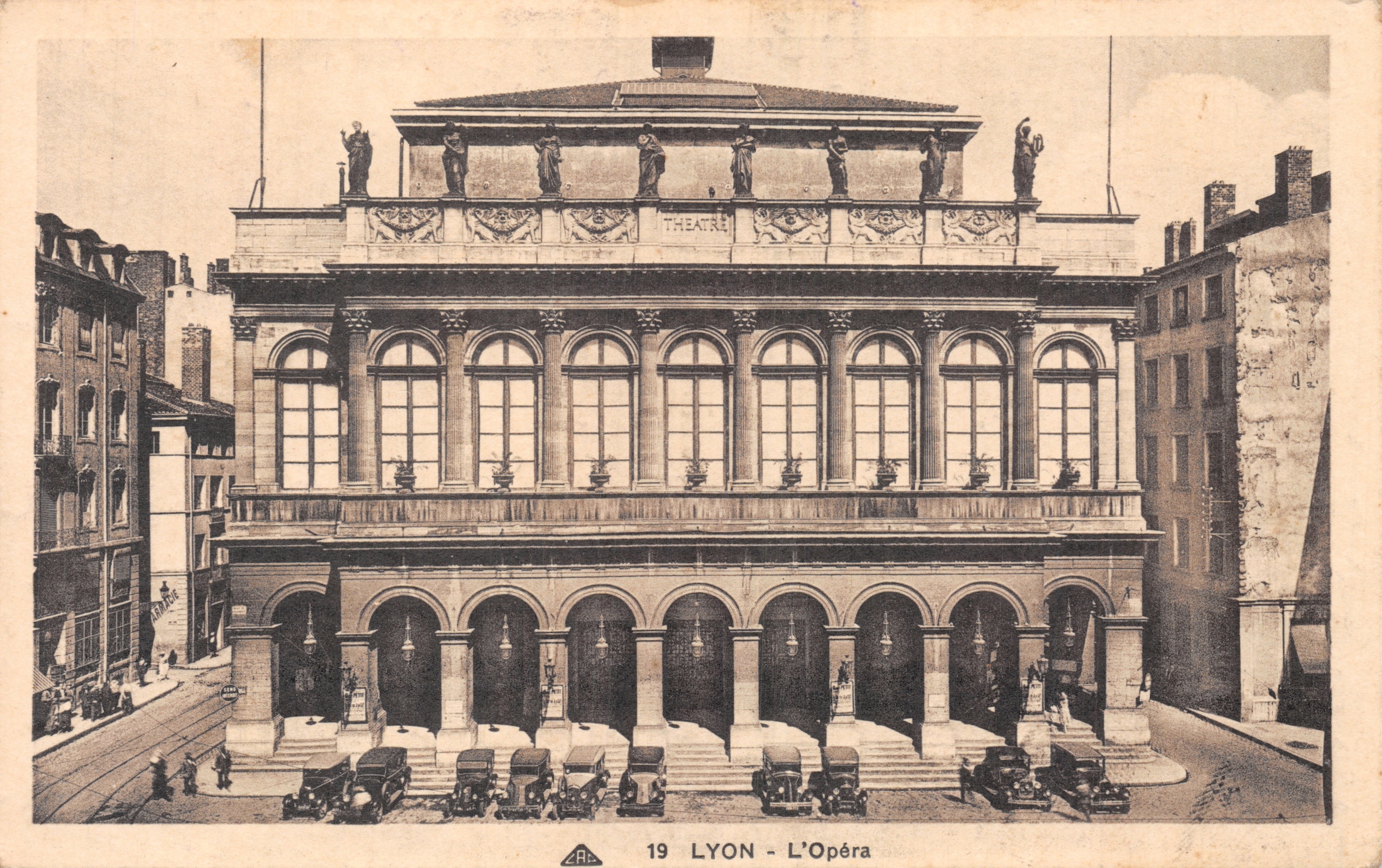 LYON - Het Opera - voorkant van het theater met beelden en voertuigen uit die tijd - uitgever C. DES ARTS PHOTO-MÉCANIQUES