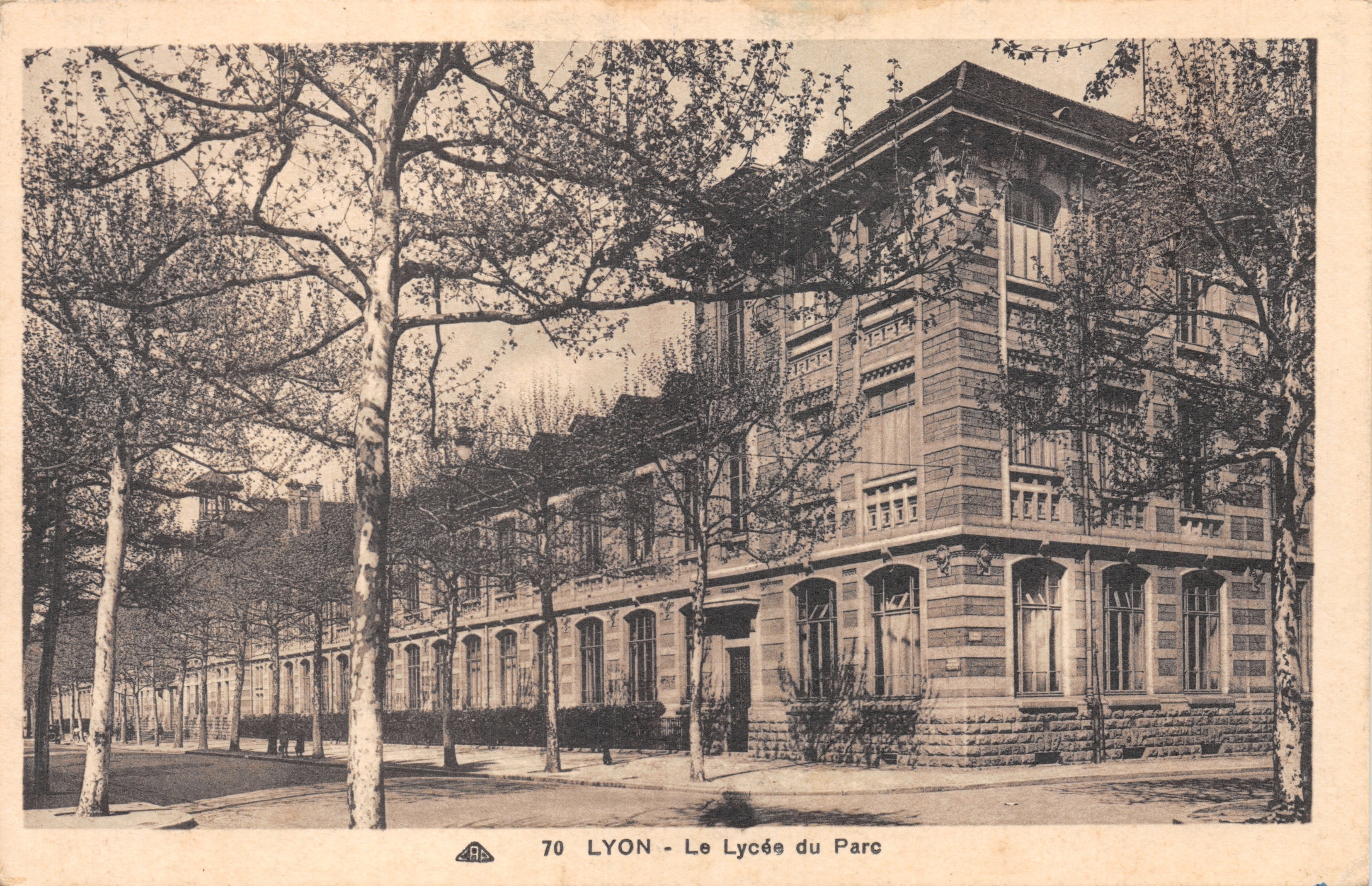 LYON - Het Lycée du Parc - hoekgebouw van steen met bomen langs de rand