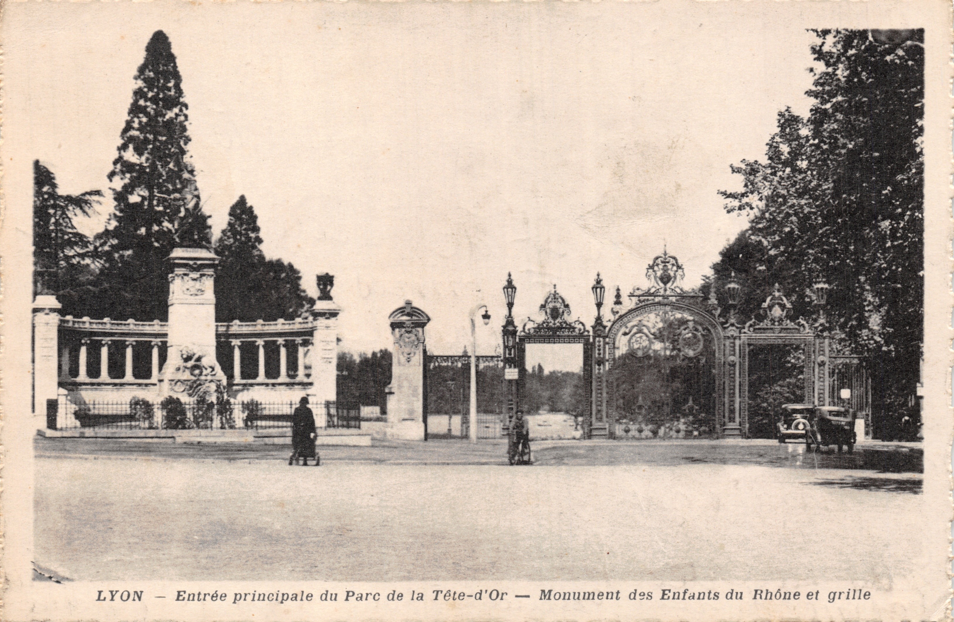 LYON — Entrée principale du Parc de la Tête-d'Or — Monument des Enfants du Rhône et grille