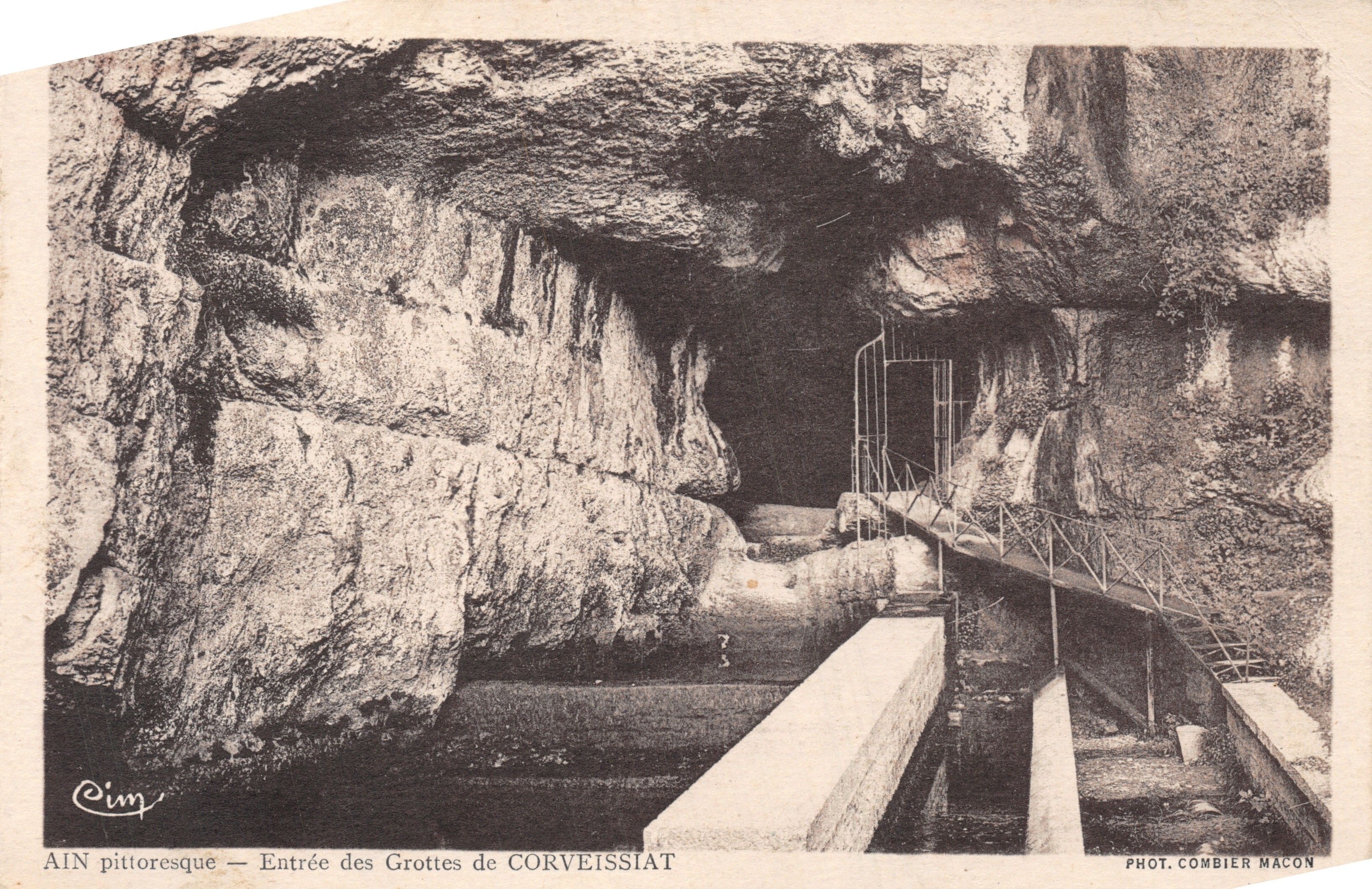 AIN pittoresque — Ingang van de Grotten van CORVEISSIAT — Fot. Combier Macon