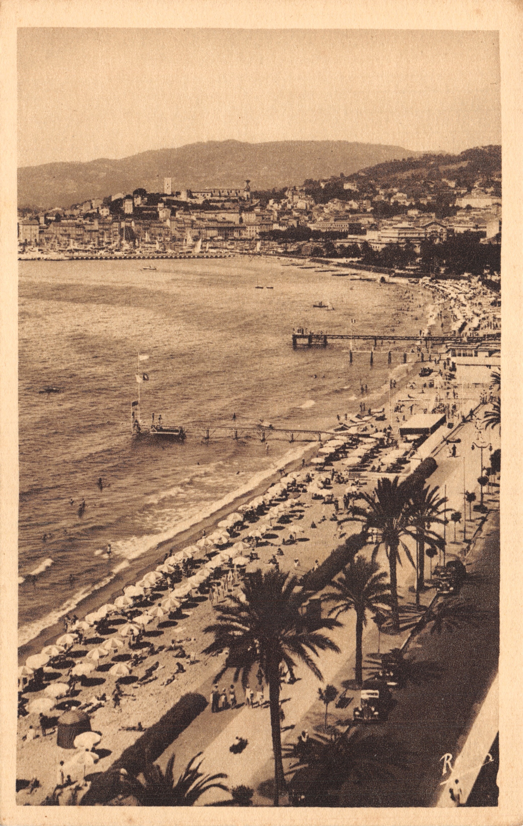 Cannes — La Plage de la Croisette et le Suquet — Éditeur Béla, Collection 'La Côte d'Azur', n° 559