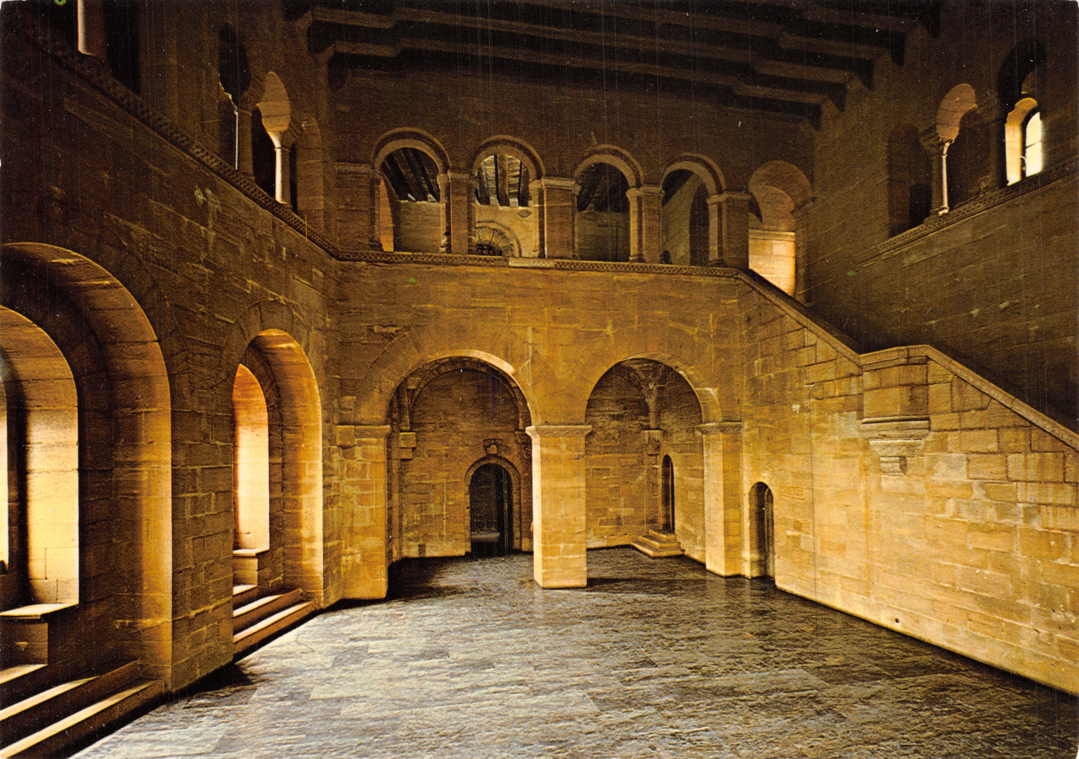 Kaisersaal Burg Trifels — intérieur de la cour avec escaliers et arcades — éditeur Studio JAENECKE, n° Col. Nr. 253