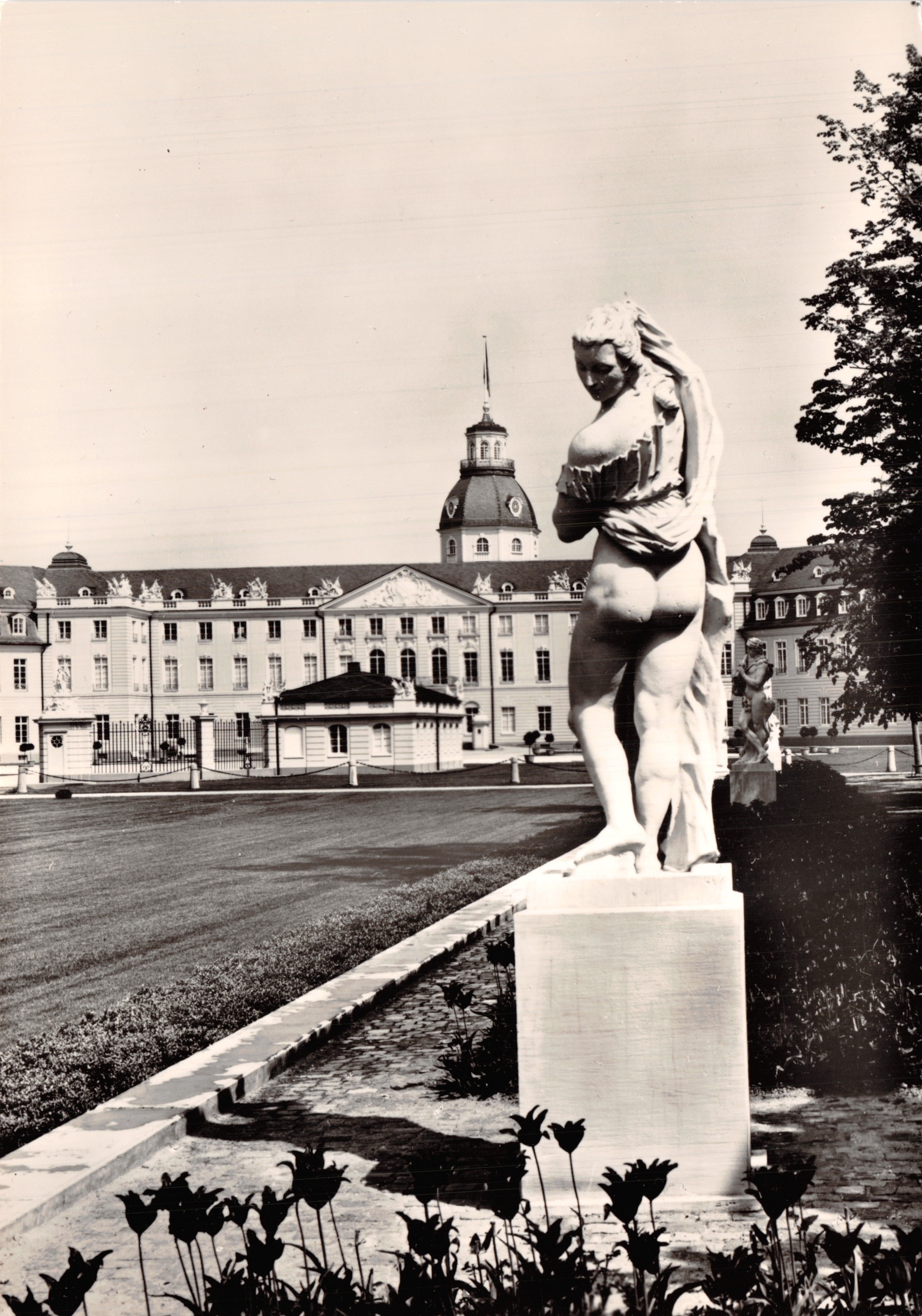 Vénus Kallipygos — steenbeeld in het tuin van het kasteel — uitgever ATB, n° 720/323