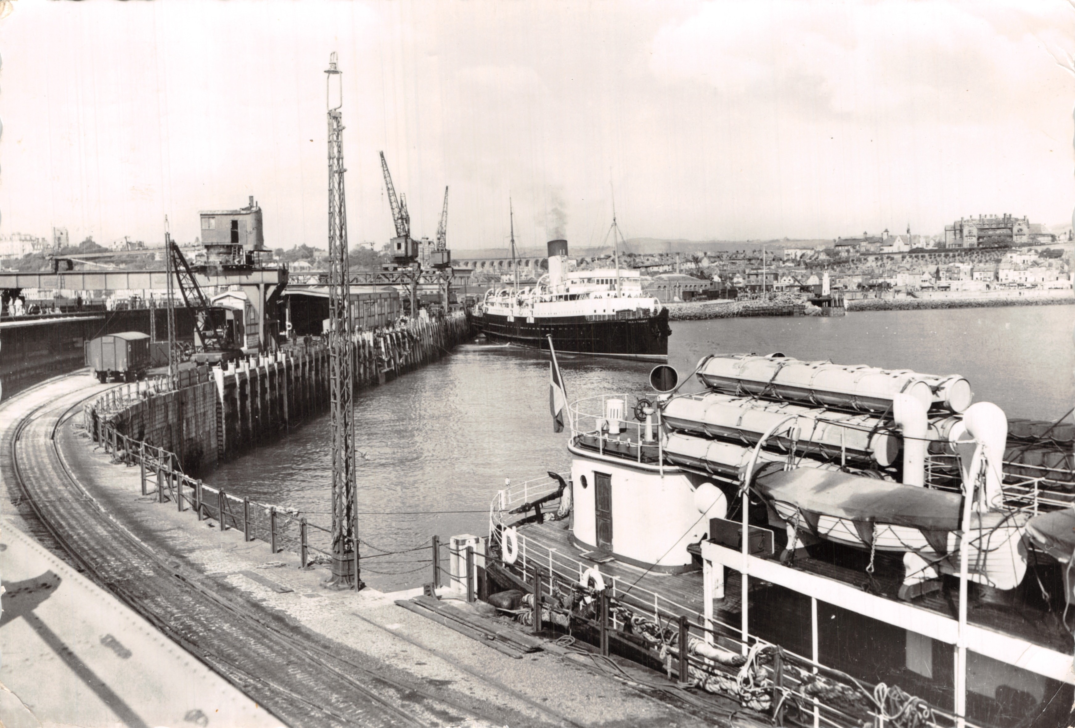 El puerto de Folkestone — vista del muelle con un ferry y grúas — editor Valentine's