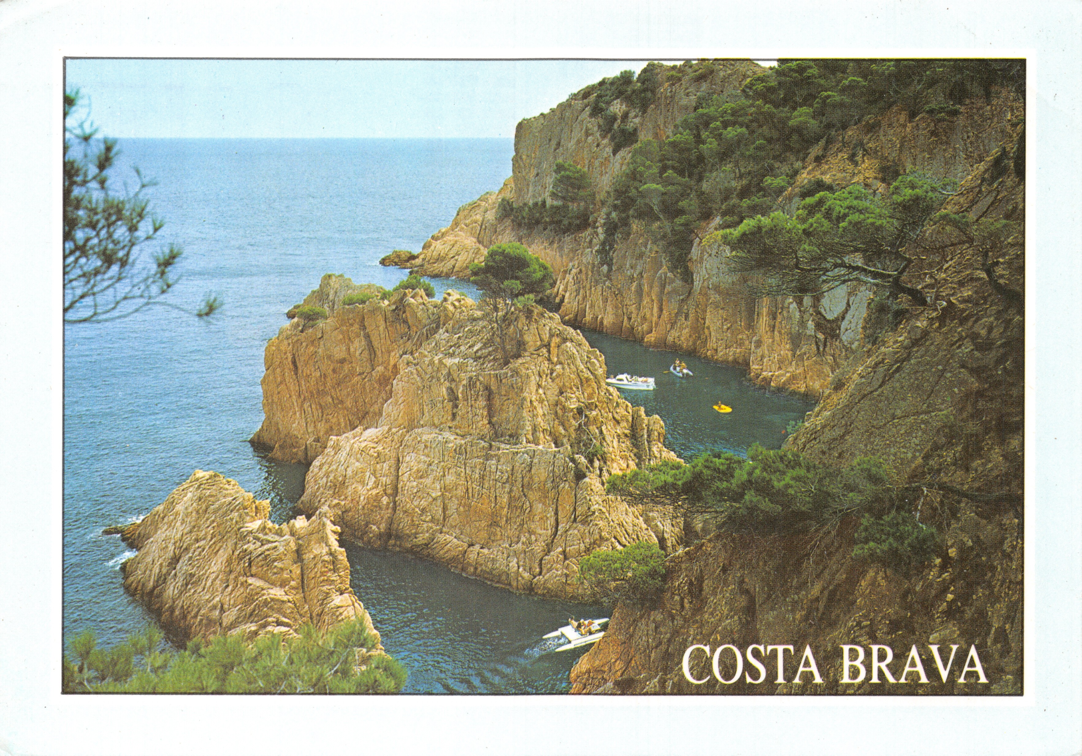 Costa Brava — paysage côtier avec falaises et bateaux — éditeur POSTALES INTERNACIONAL COLOR