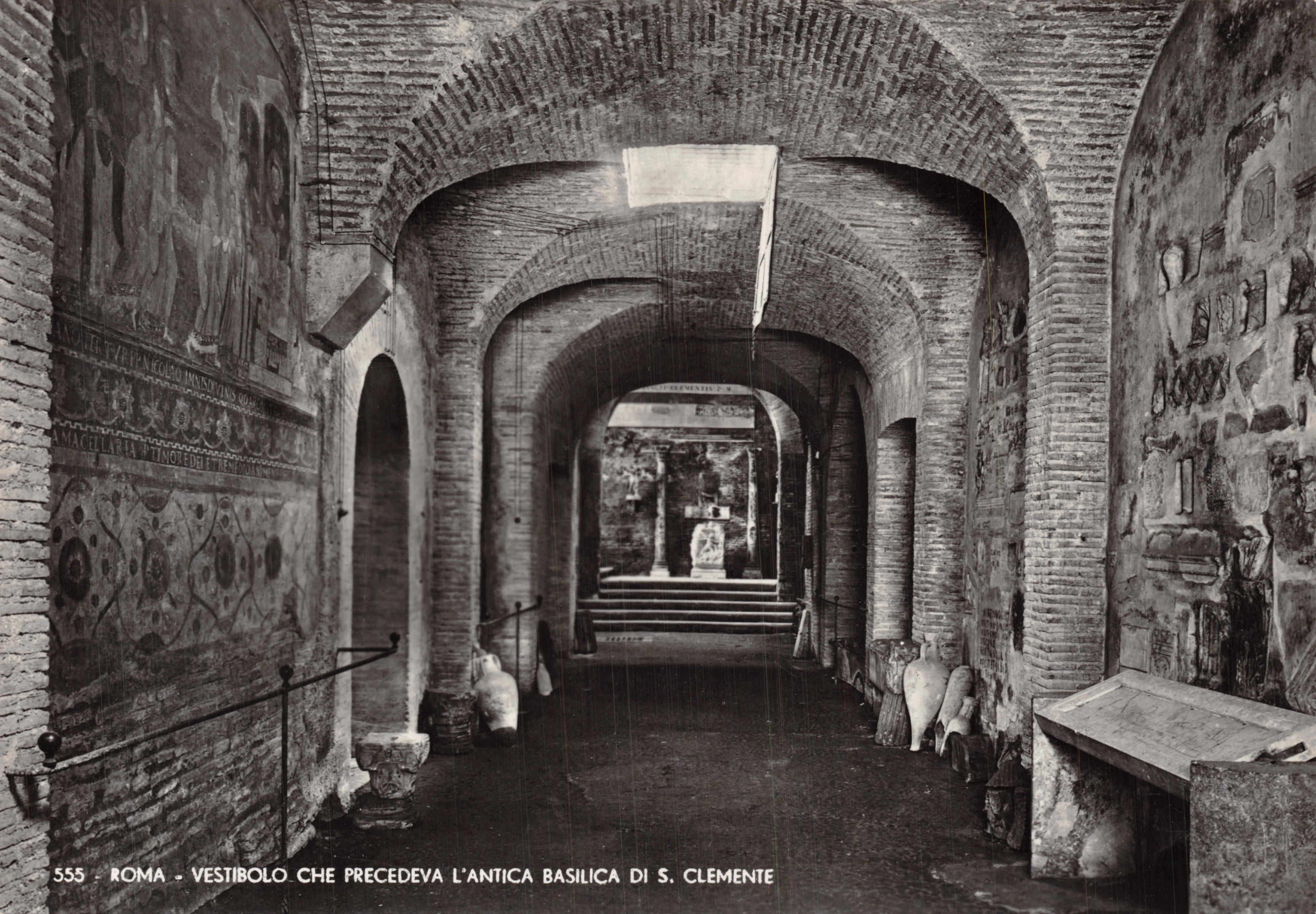 Roma - Vestibolo che precedeva l'antica basilica di S. Clemente — editore E. Richter Roma