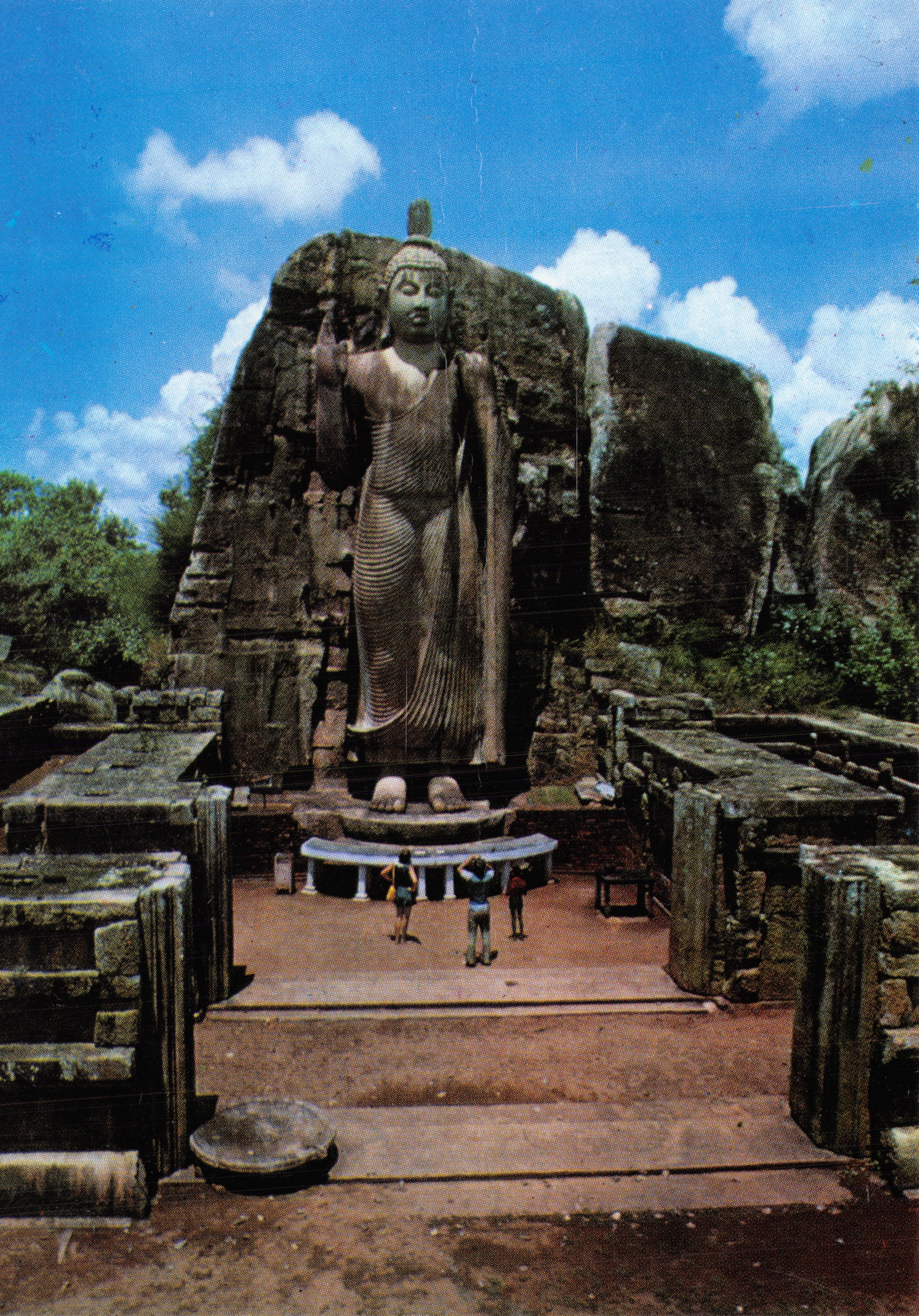 Aukana Buddha — statue sculptée dans la roche vivante — éditeur MJJ CARD