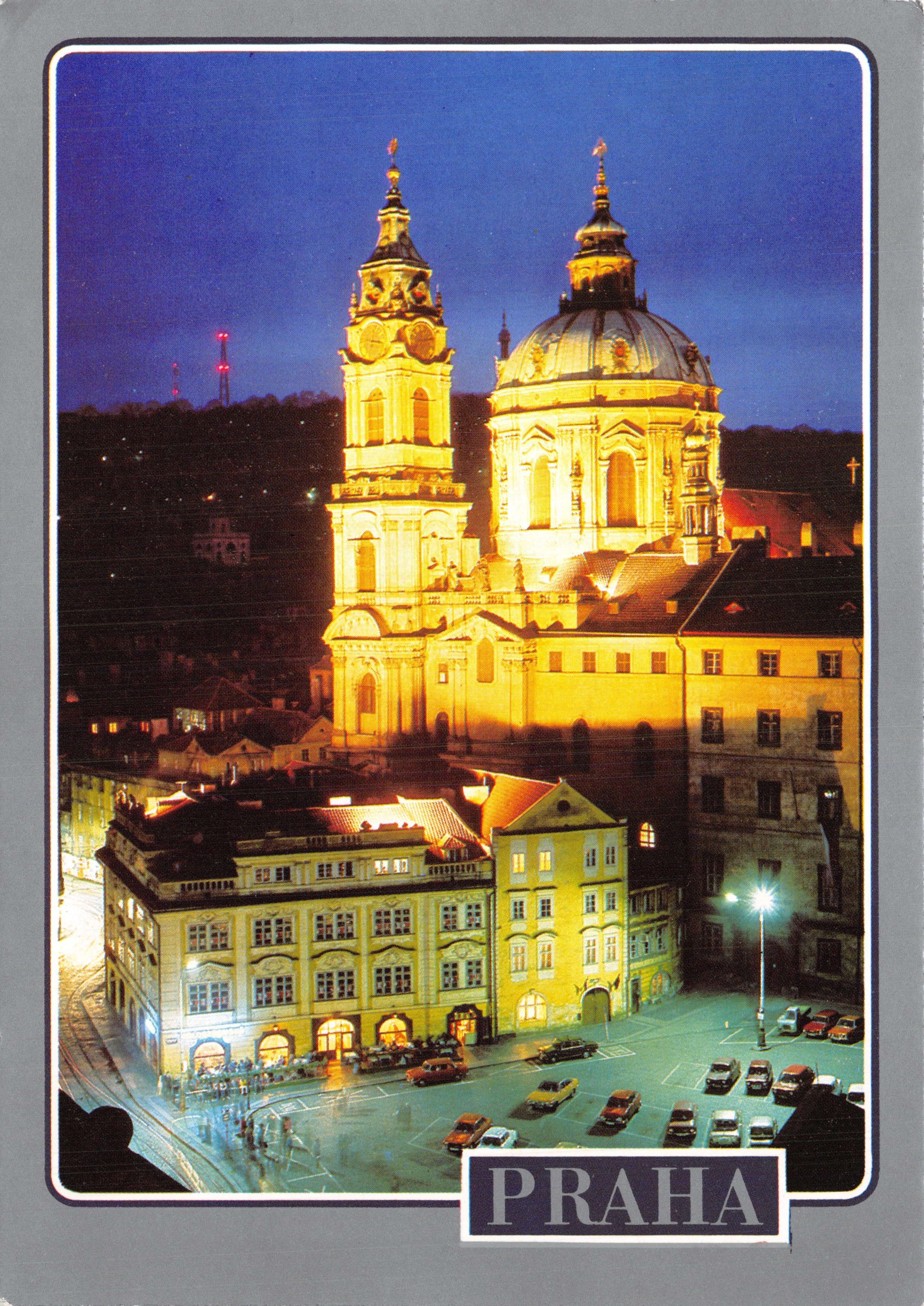 Praha — Cathédrale Saint-Nicolas illuminée la nuit — éditeur Vydavatelství Pressfoto Praha