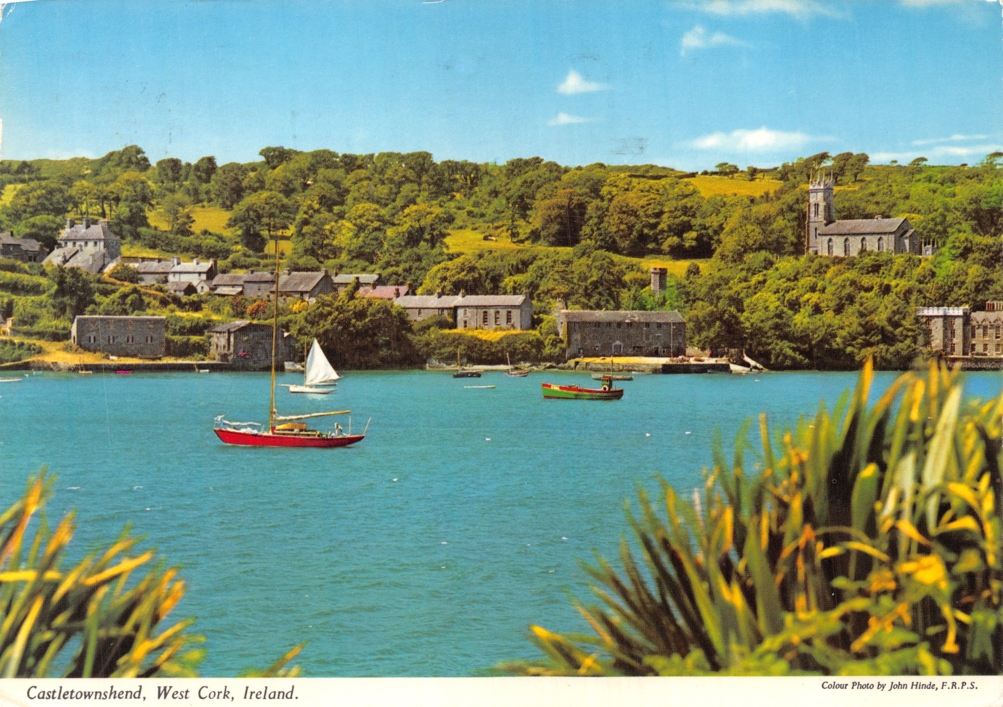 Castletownshend, West Cork, Irland — Ansicht des Hafens mit Kirche und Booten — Verlag John Hinde Limited