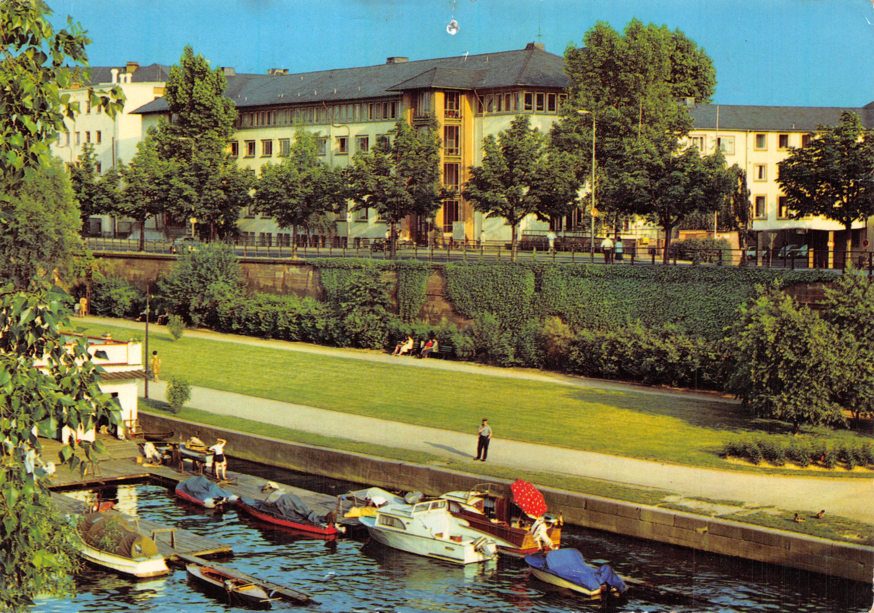 Frankfurt am Main — Haus der Jugend, Groβjugendherberge avec quai et bateaux — éditeur non visible