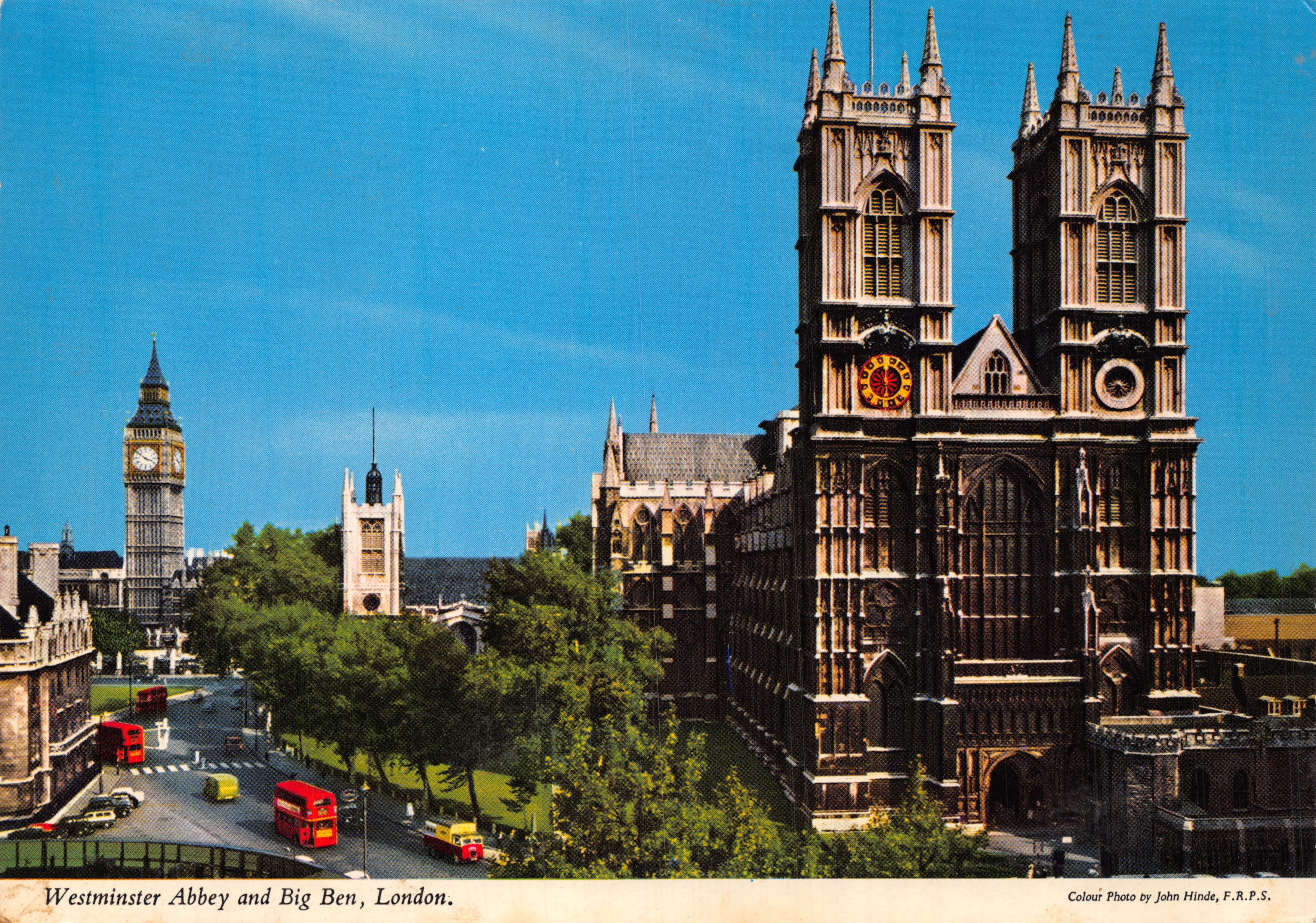 Westminster Abbey en Big Ben, Londen — panoramische weergave met rode bussen — uitgever John Hinde, F.R.P.S