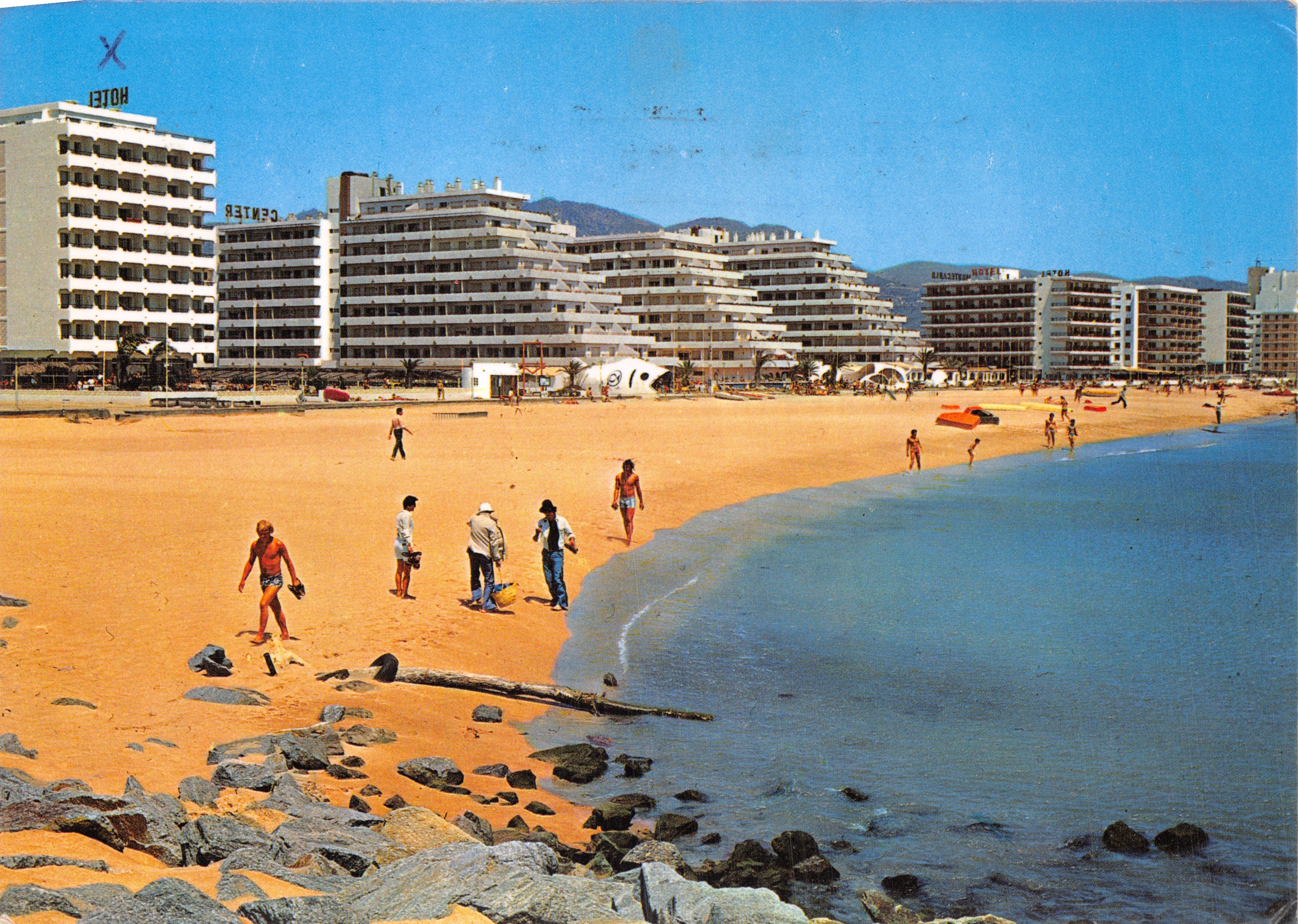 Costa Brava — playa y hoteles Center y Hotel en primer plano — editor Werticrom S.A. n° GE 2250