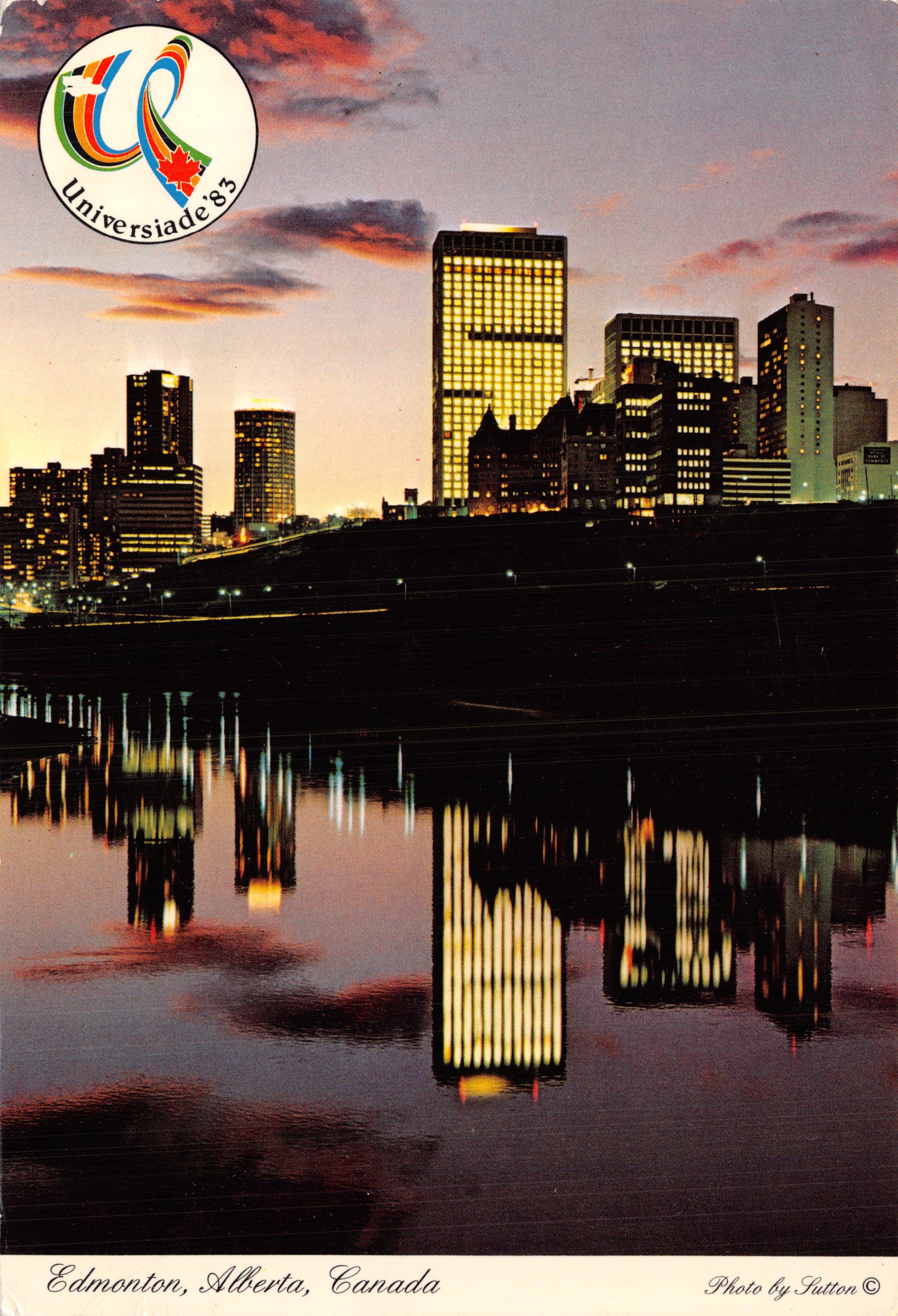Edmonton, Alberta, Canada — vue du centre-ville au crépuscule avec reflets — Photo by Futton ©
