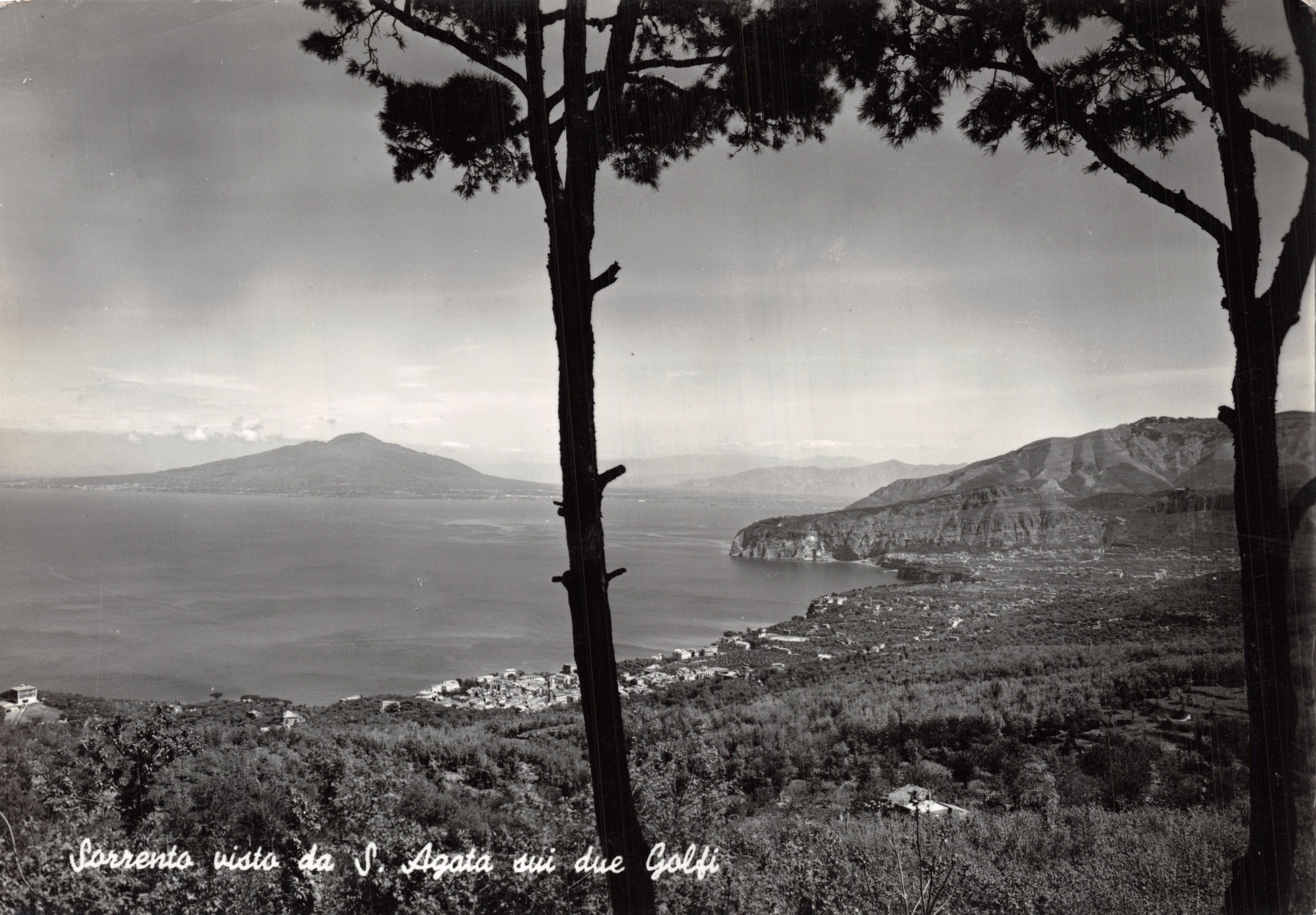 Sorrento vuisto da S. Agata sui due Golfi — vue panoramique avec le mont Vésuve en arrière-plan — éditeur ALTEROGRAFIA TLPNI