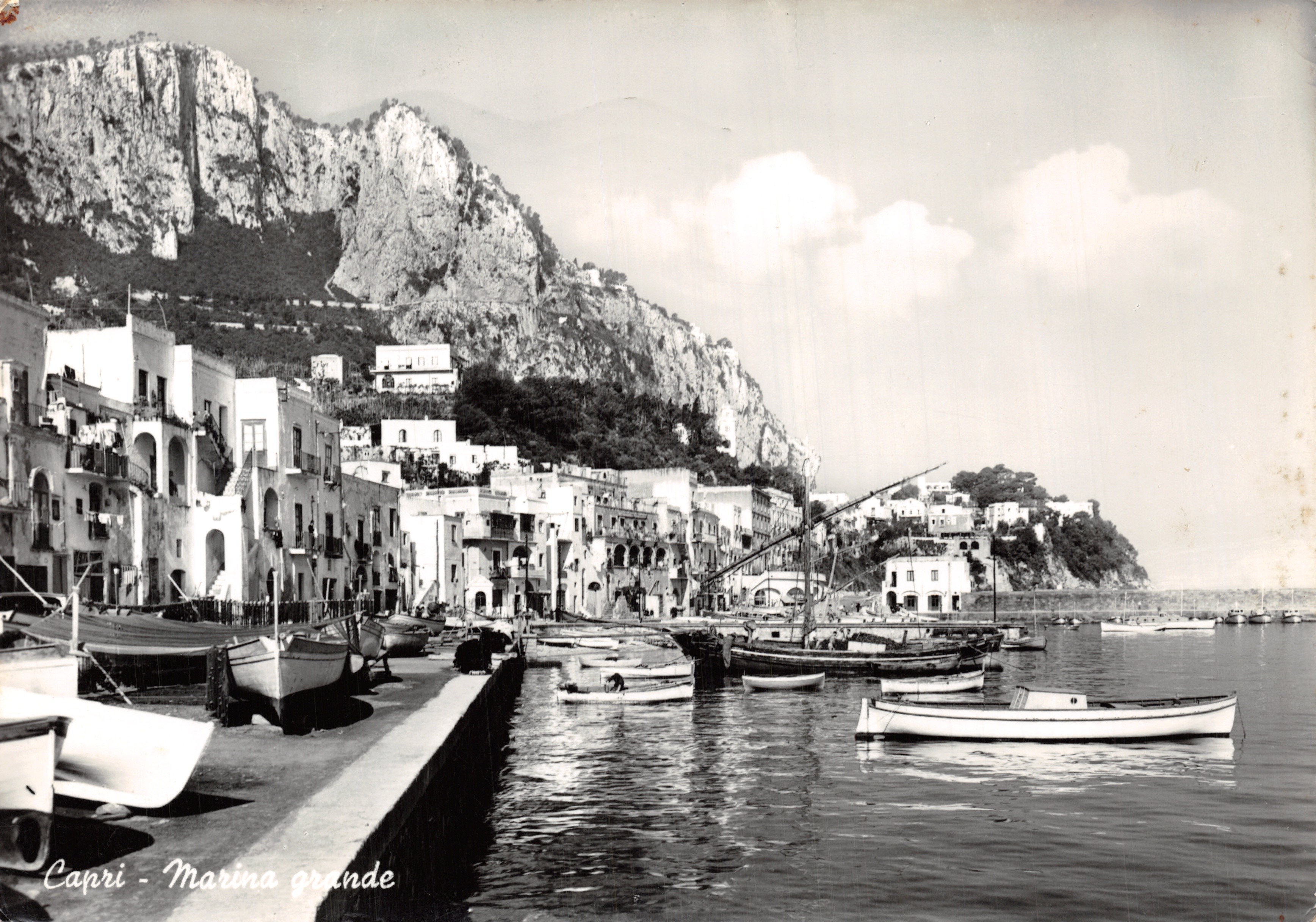 Capri - Marina grande — weergave van de haven met witte huizen en de berg Solaro in de achtergrond — Foto White Capri n°25047