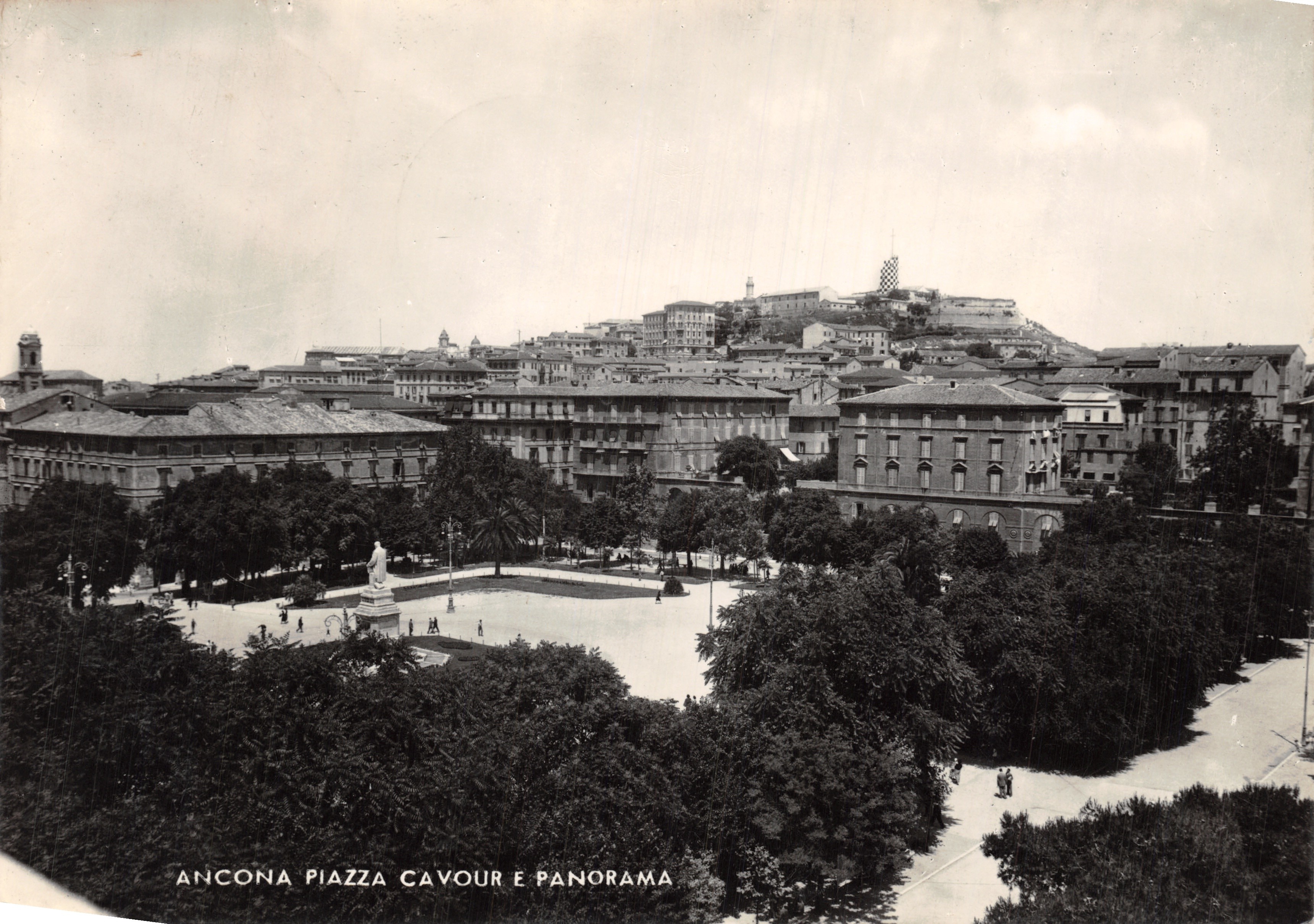 Ancona - Piazza Cavour e panorama — editore S.A. Magazzini Standa, numero di serie non visibile
