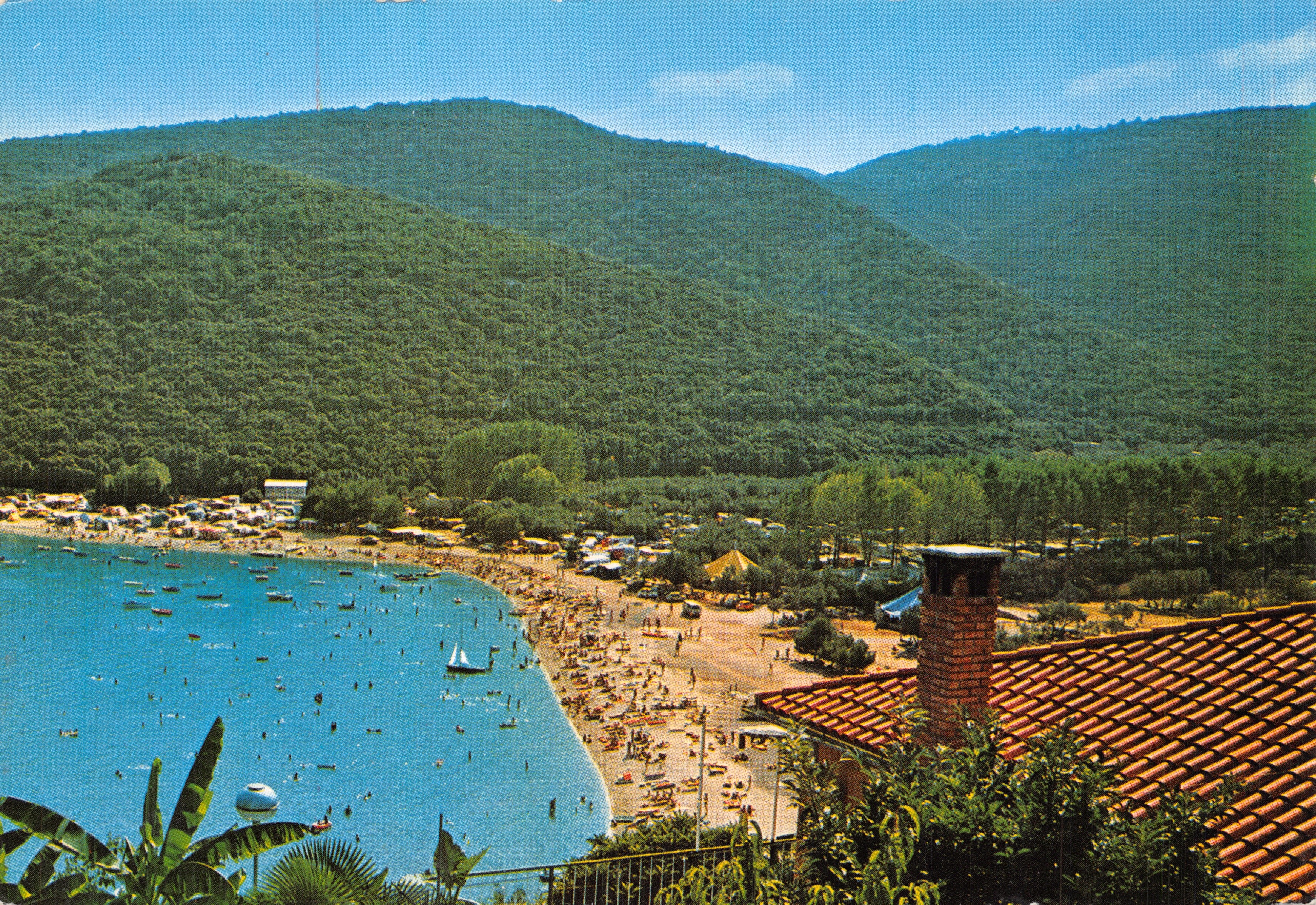 Plage de Rabac — panoramisch uitzicht met bergen en badgasten — uitgever turistkomerc-zagreb, n° S-3011