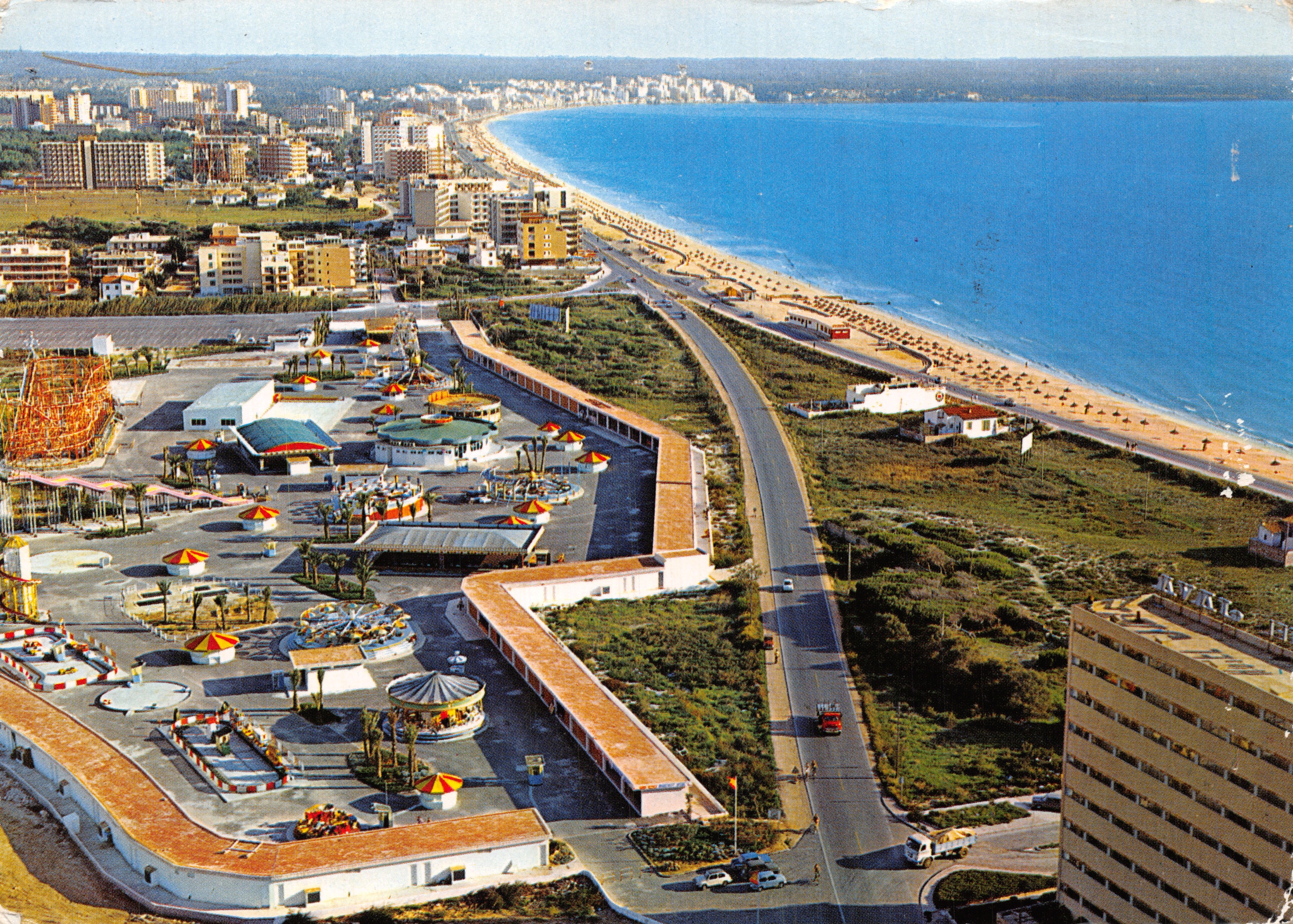 Vue aérienne de la plage et du parc d'attractions de Palma de Mallorca — éditeur SADASCOLOR, N.º PM 702