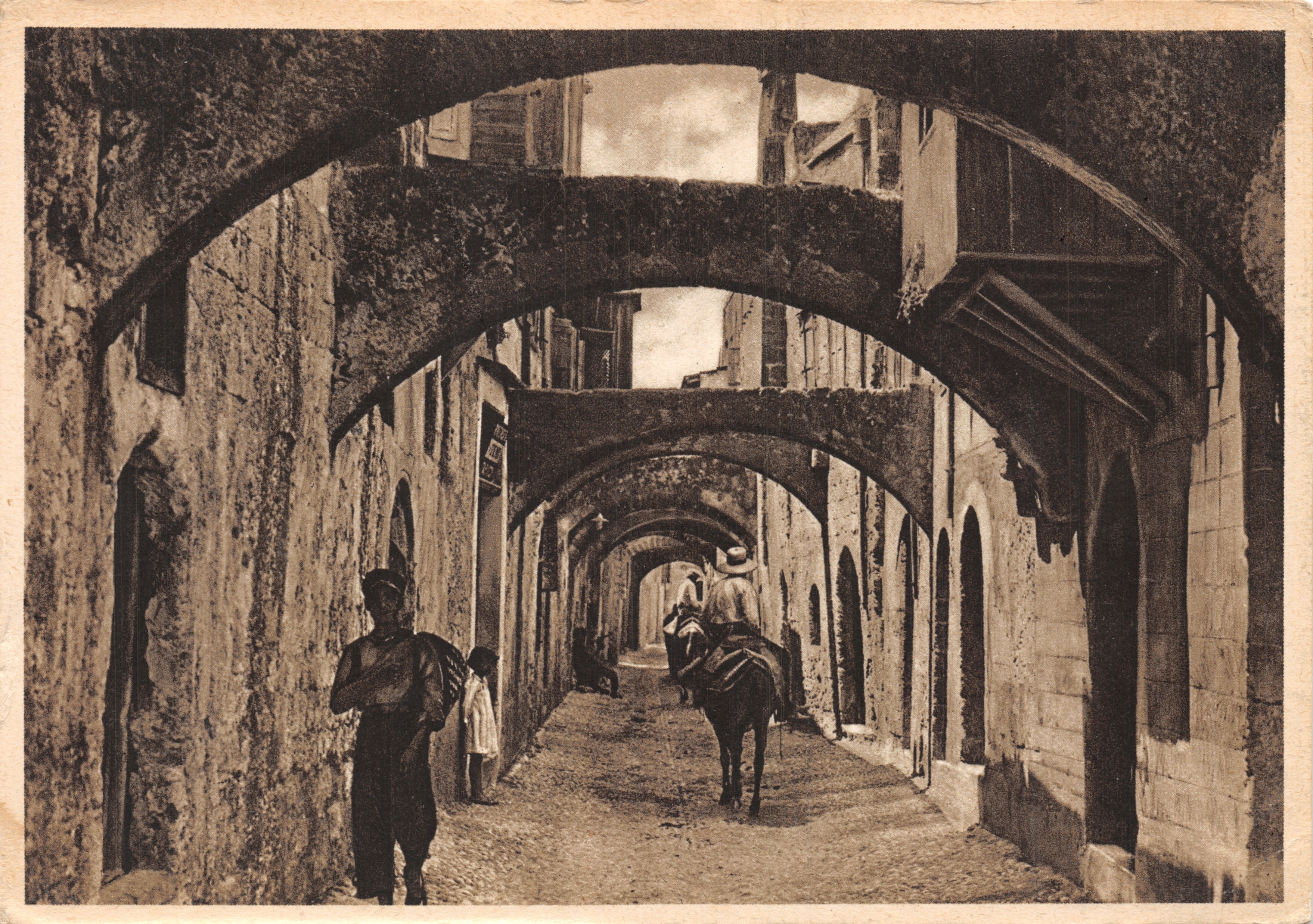 Rodì - Il quartiere turco — vista della strada sotto gli archi, editore Enrico Verdesi, n. 9