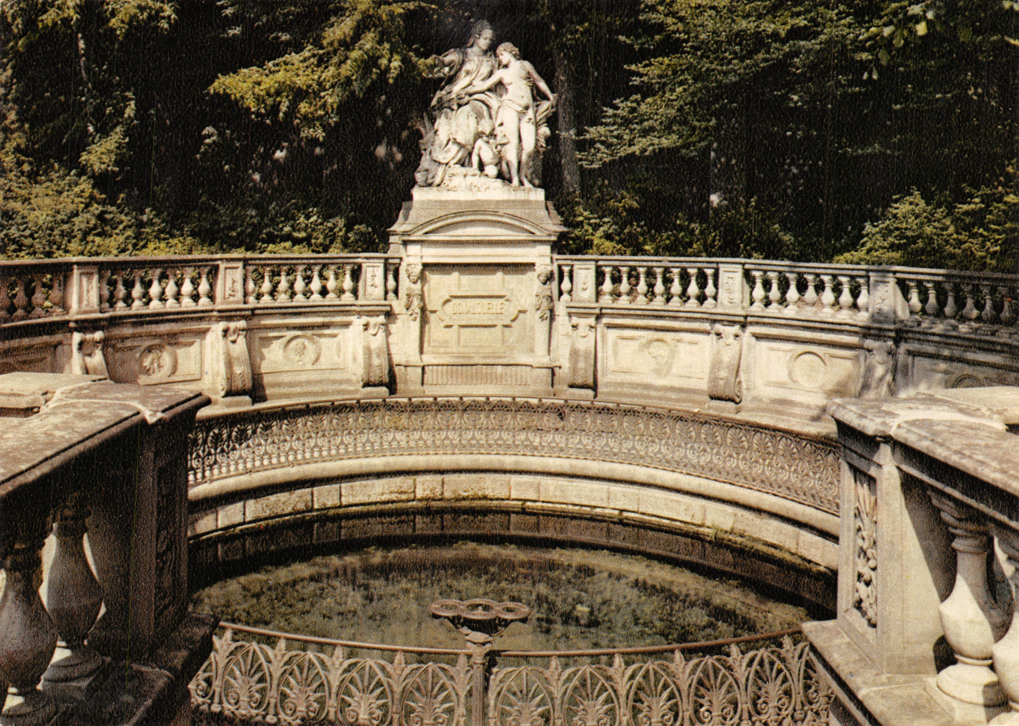 Fontaine de la Donauquelle — Donaueschingen im Schwarzwald — éditeur Schöning & Co