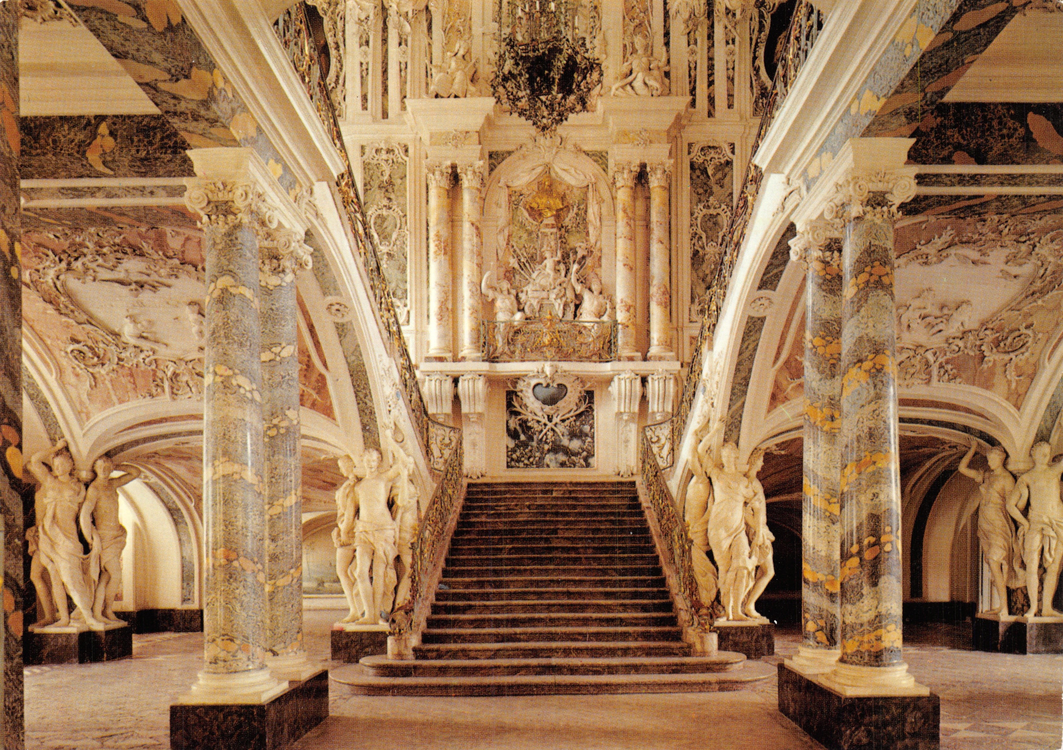 Schloss Augustusburg Brühl — Inwendige van het grote barokke trapgezelschap — uitgever Balthasar Neumann
