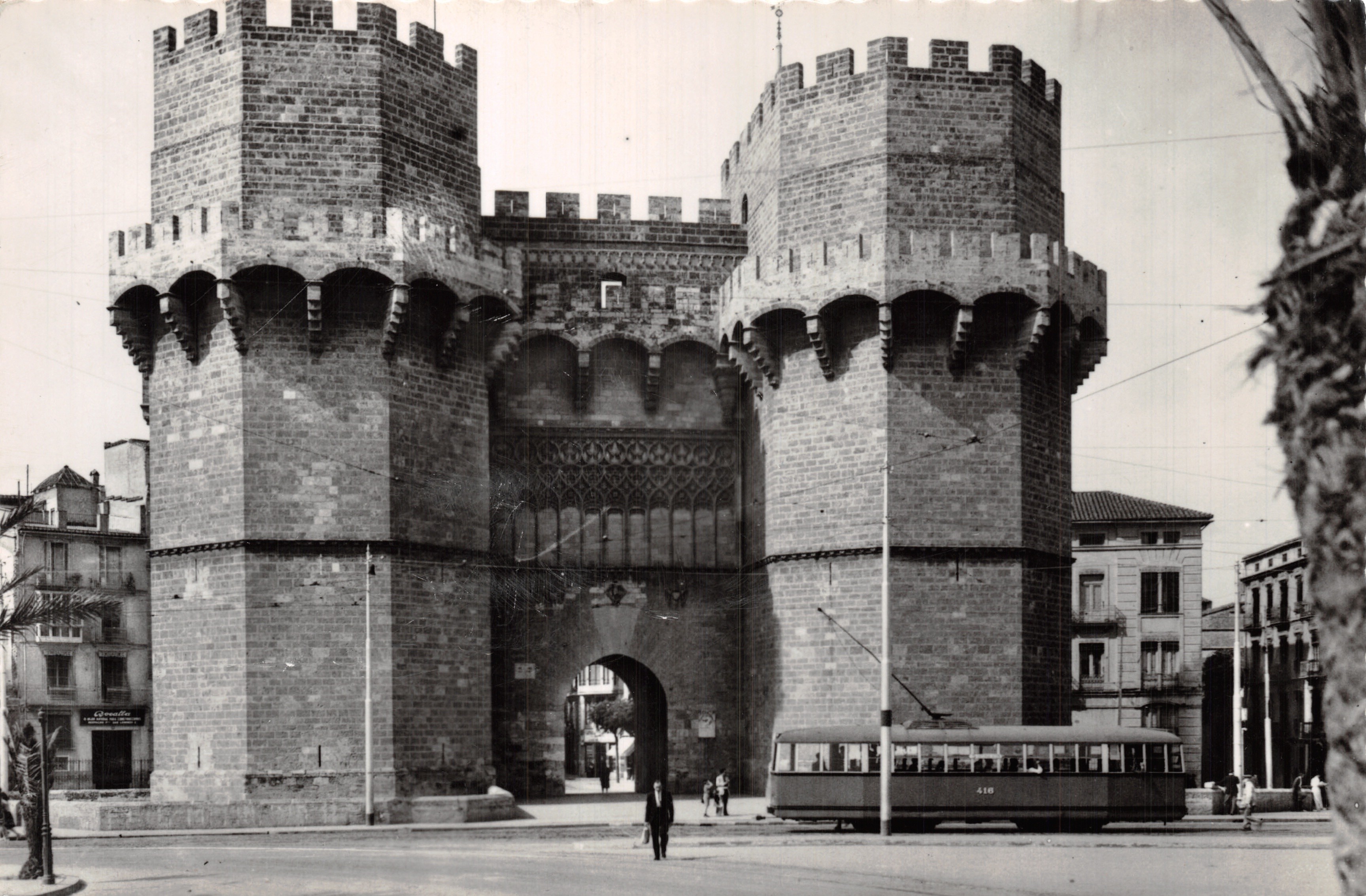 Valence: Torres de Serranos — Porte de la ville avec tramway