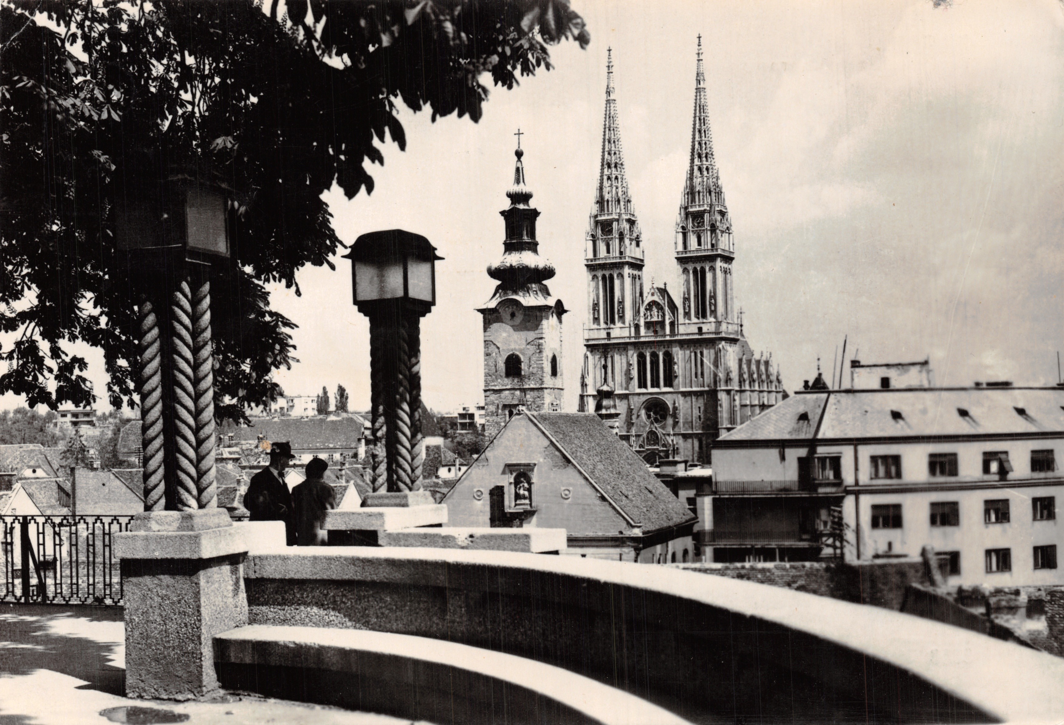 Blik op Zagreb — Zagreb Kathedraal en aangrenzend gebouw — Afdruk op de kaart: 'Snimak: D. Griesbach' en nummer 5058