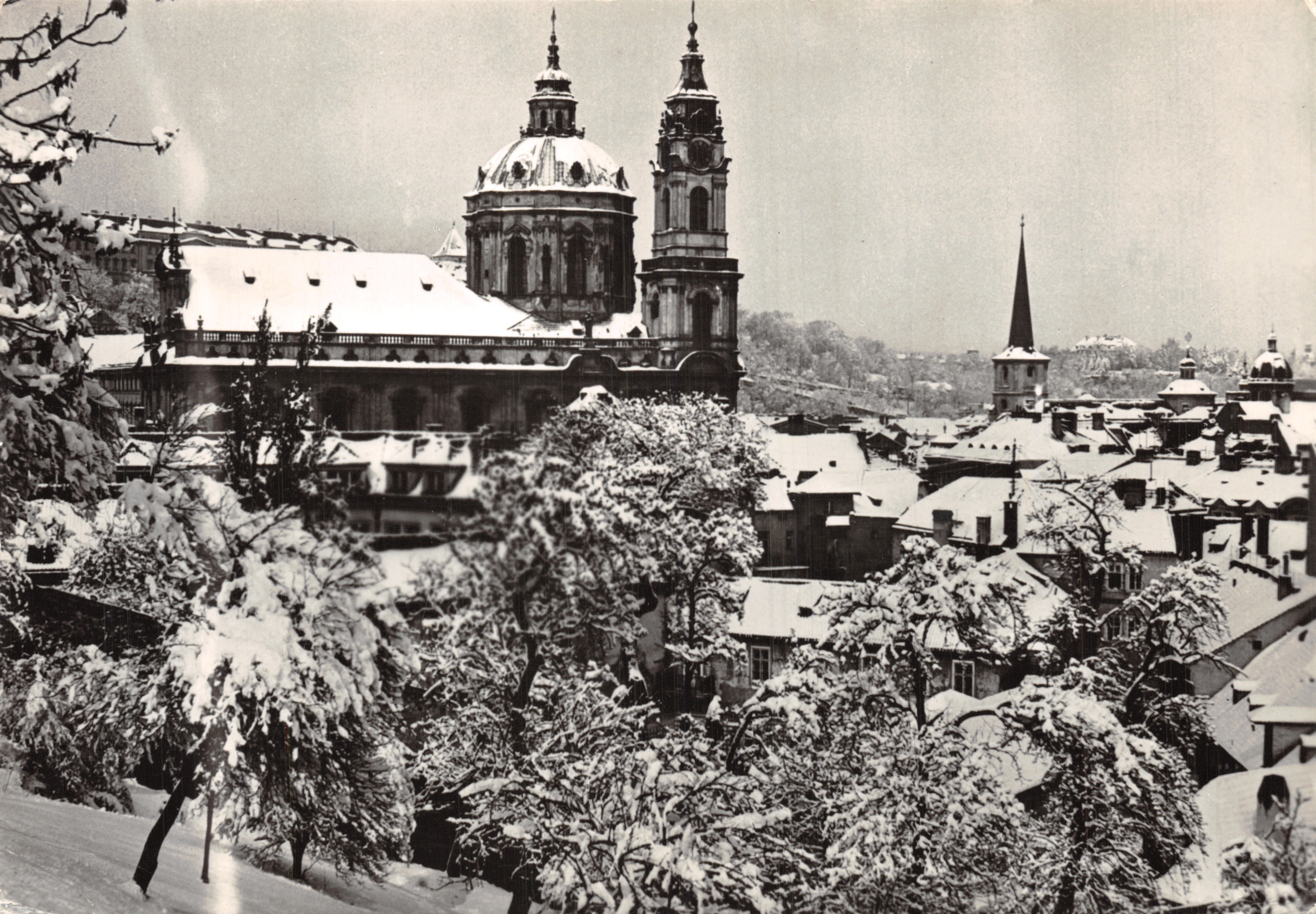 Castillo de Praga — vista invernal del Castillo de Praga desde la Malé Straně — editor NAKLADATELSTVÍ ORBIS — número de serie 97