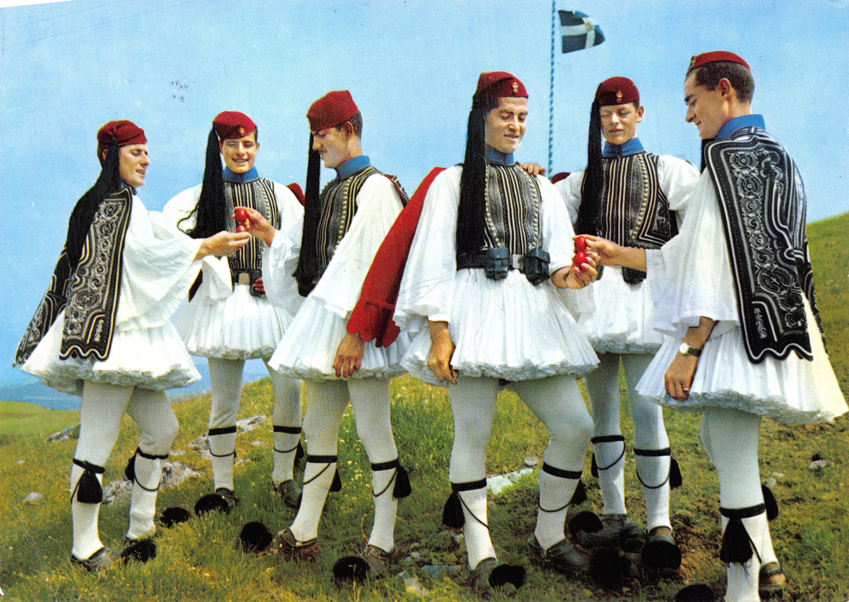 Dansen in traditionele Griekse kleding — feestelijke scène voor Pasen — uitgever Trimboli S. n° 86