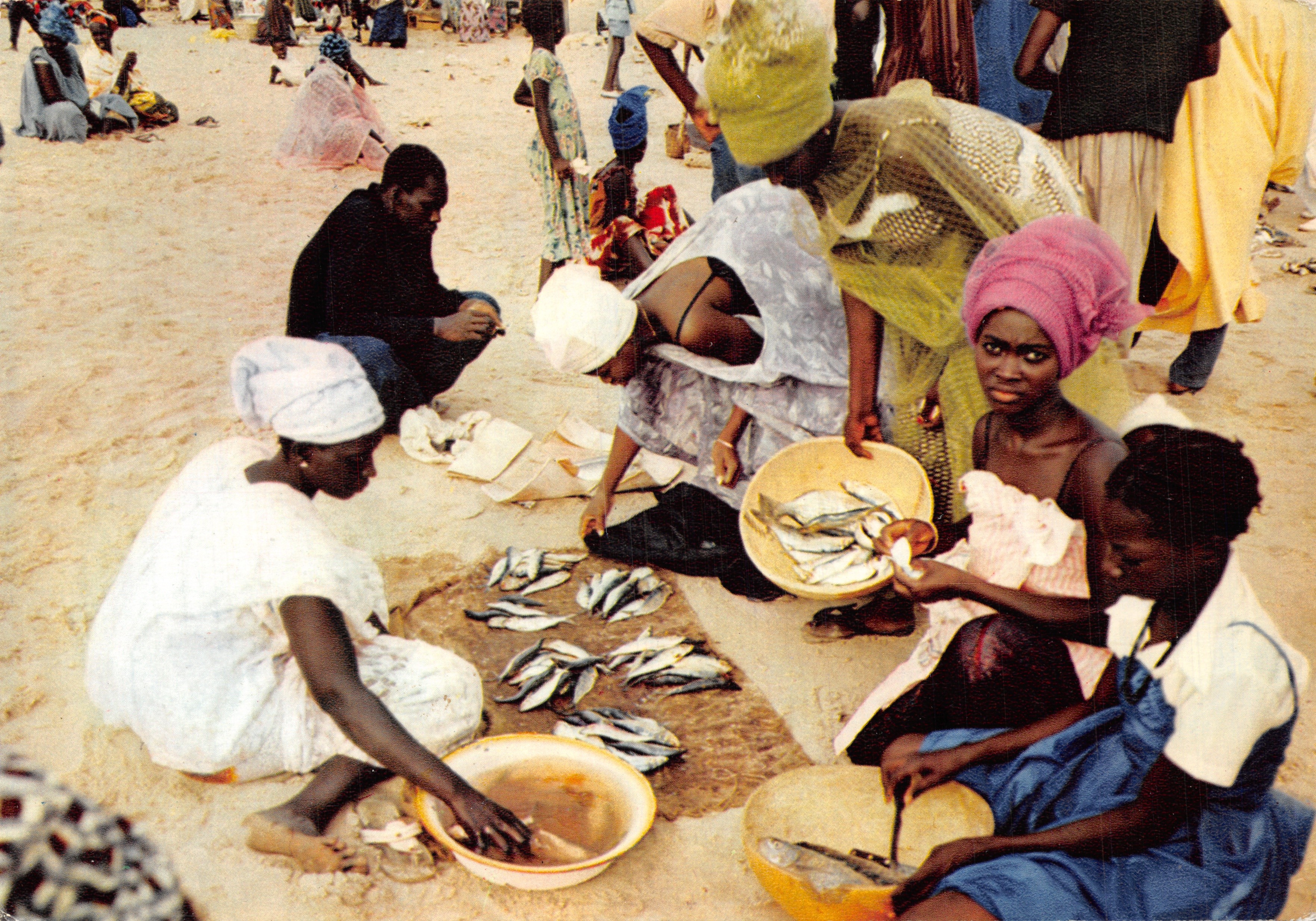 Vendedoras de pescado — Mercado en la playa — Éditions HOA-QUI