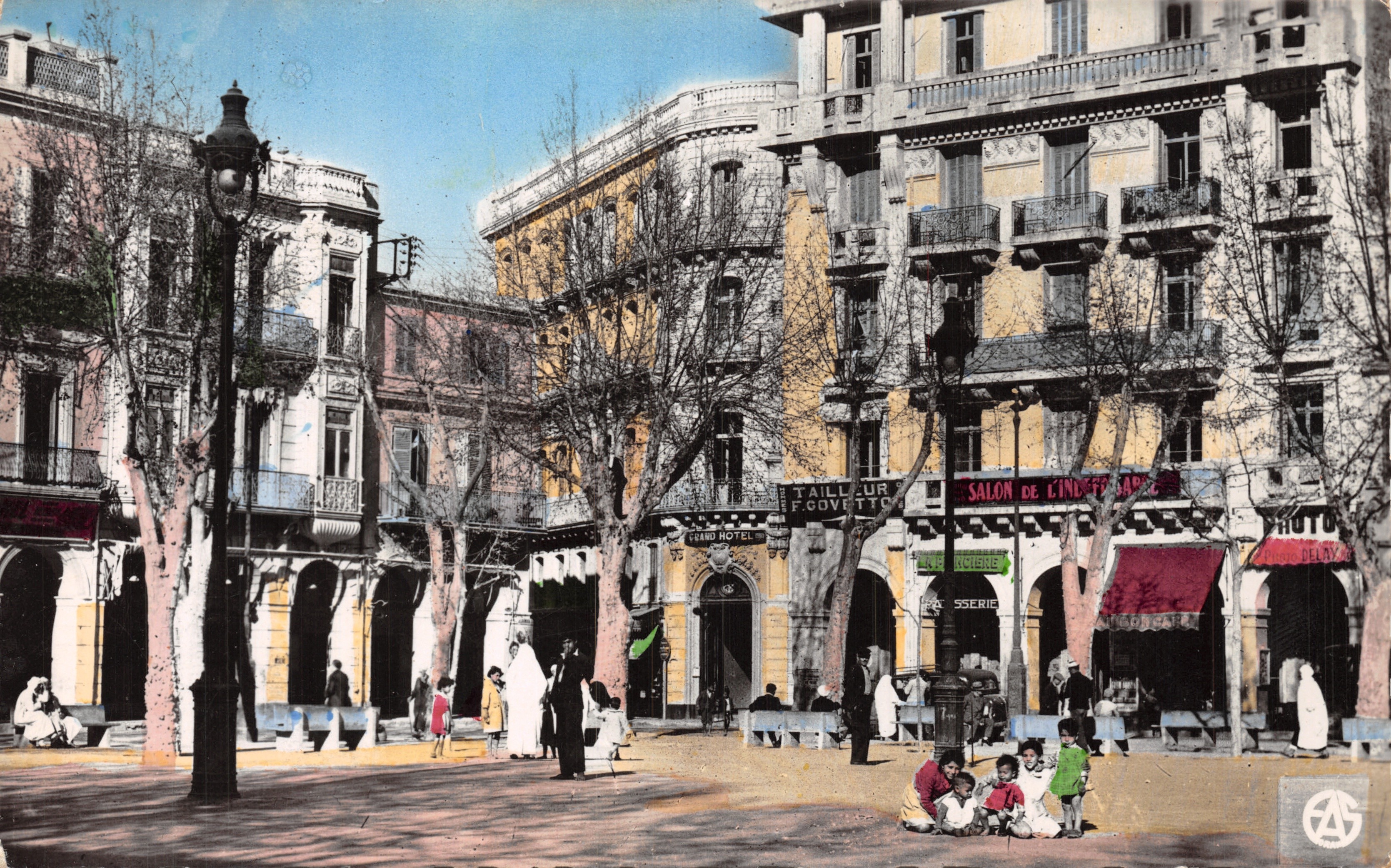 Square of the Republic — urban scene with children and buildings — Éditions Sirecky, Oran