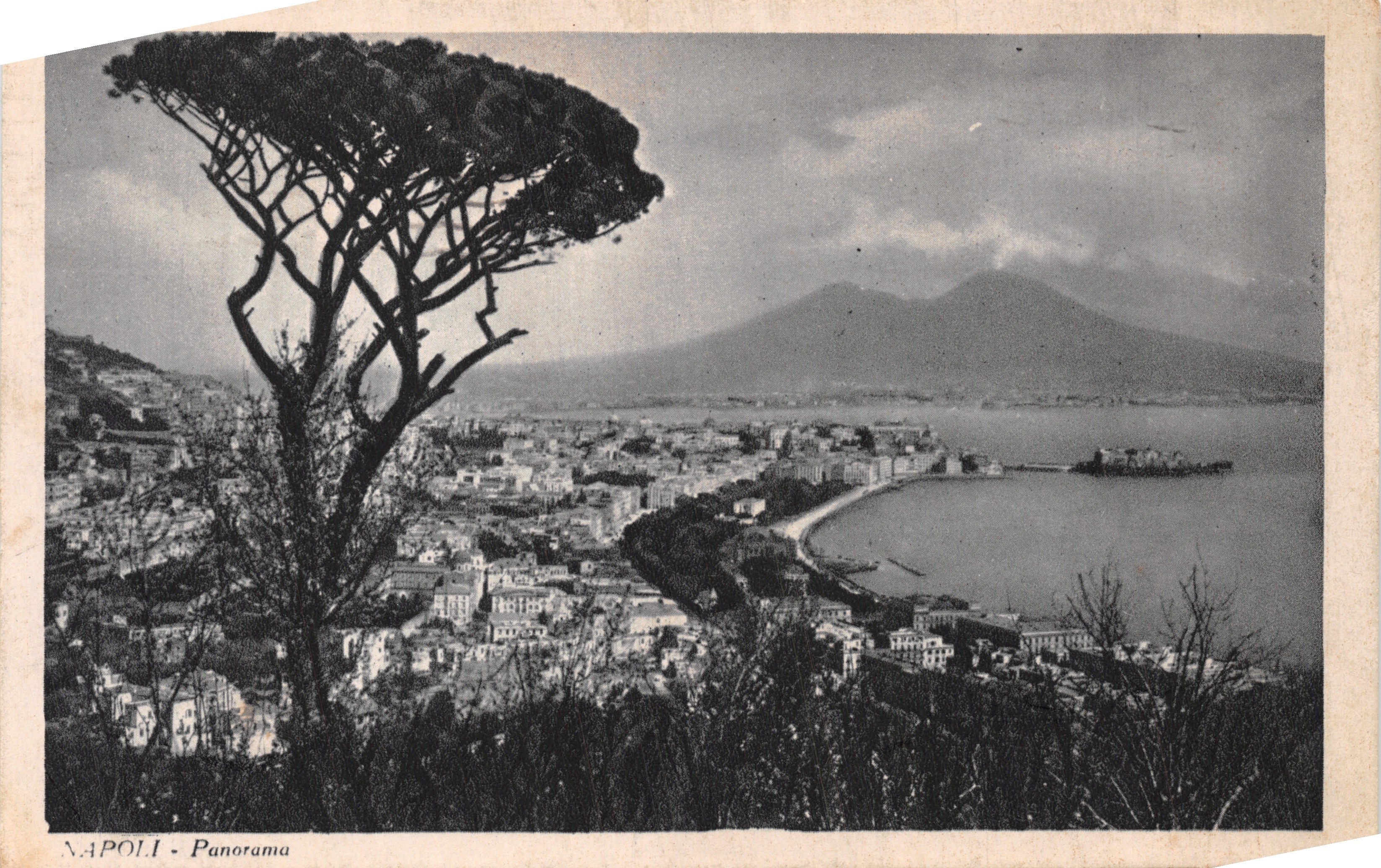Napoli - Panorama — view met de Vesuvius in de achtergrond, uitgever onbekend, serie-nummer niet zichtbaar