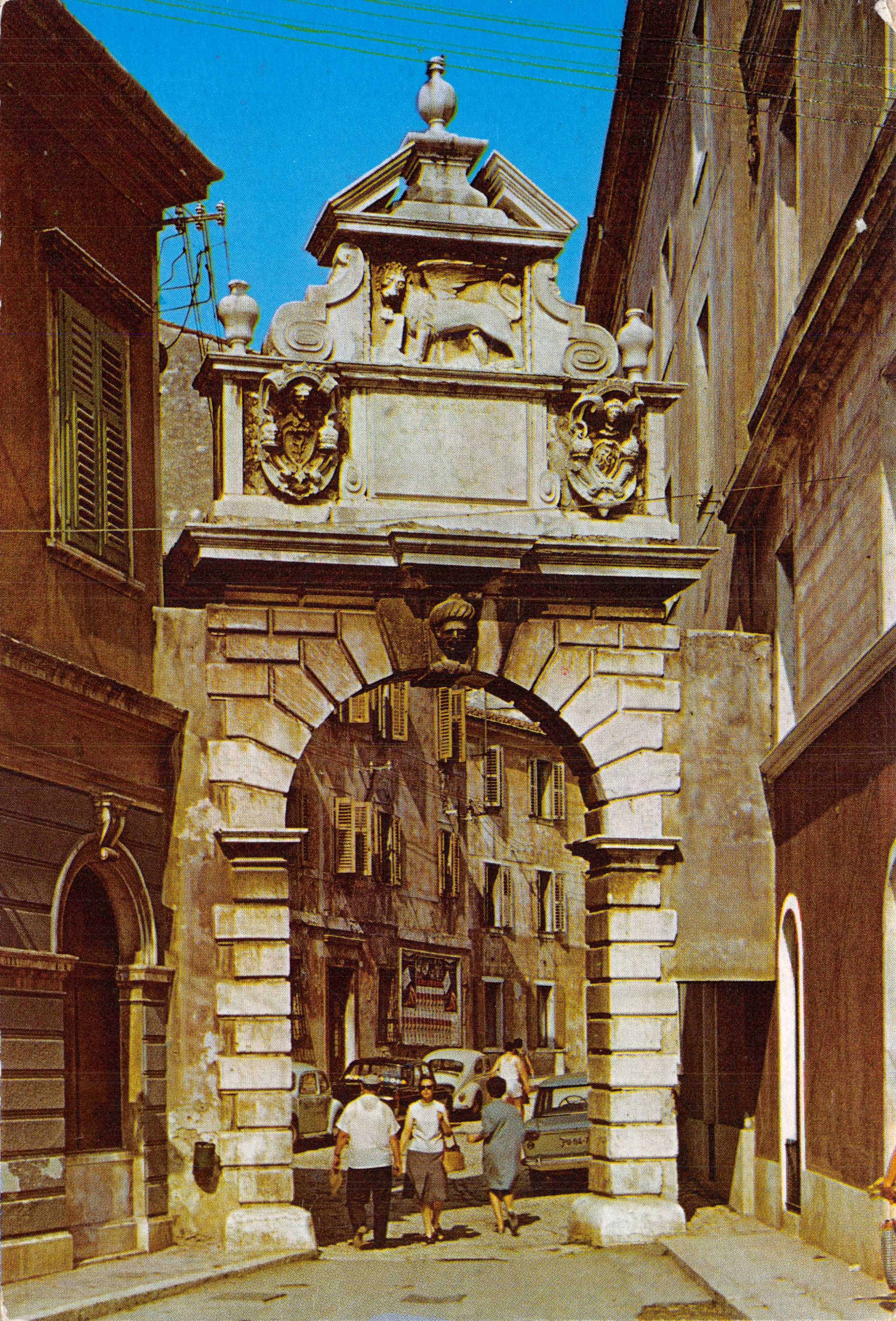Porte de Rovinj — arc en pierre orné d'un lion et de blasons — éditeur turistkomerc-zagreb, n° S-1401