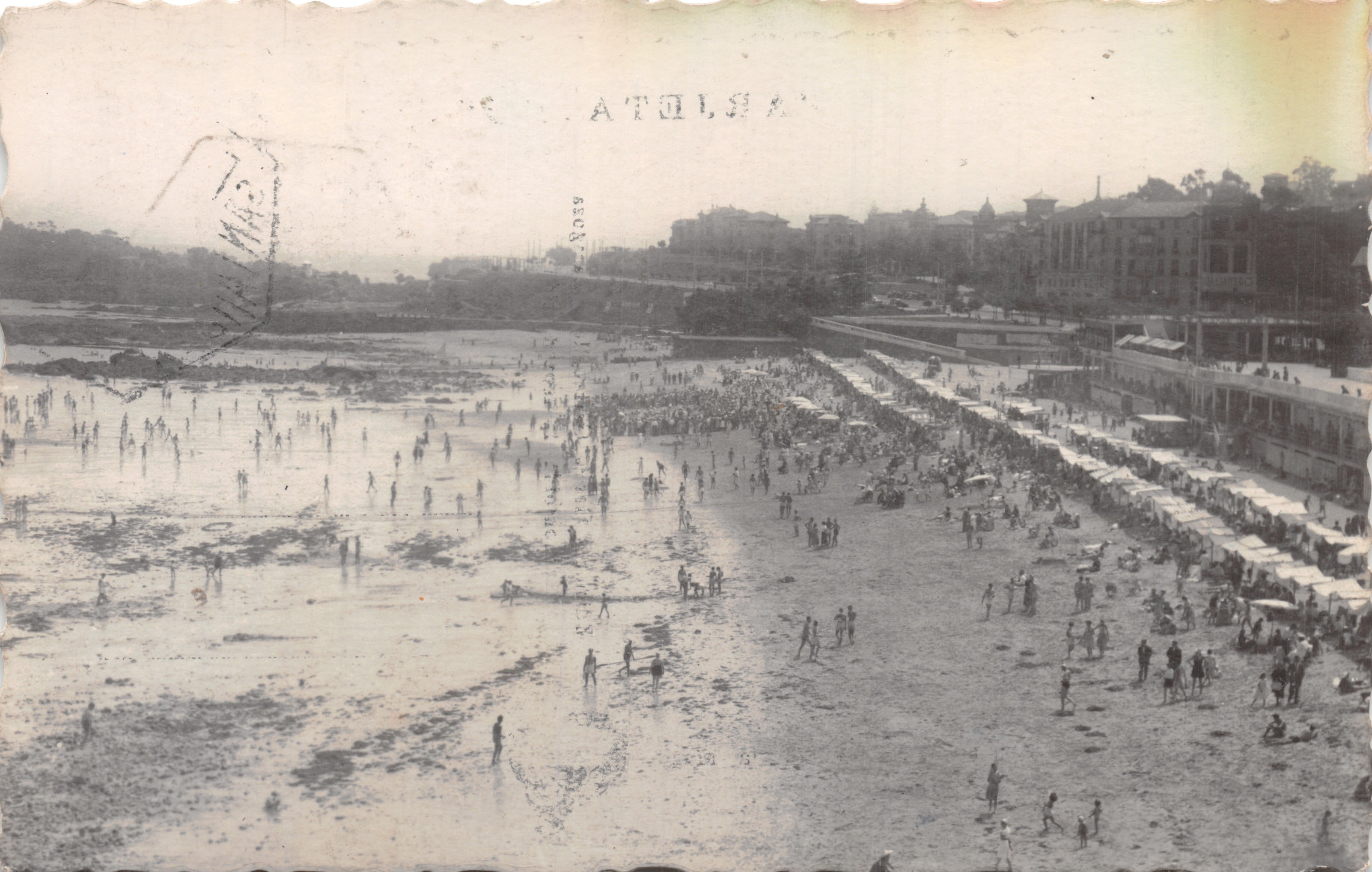 Santander — spiaggia affollata con edifici in fondo — editore DOMINGUEZ