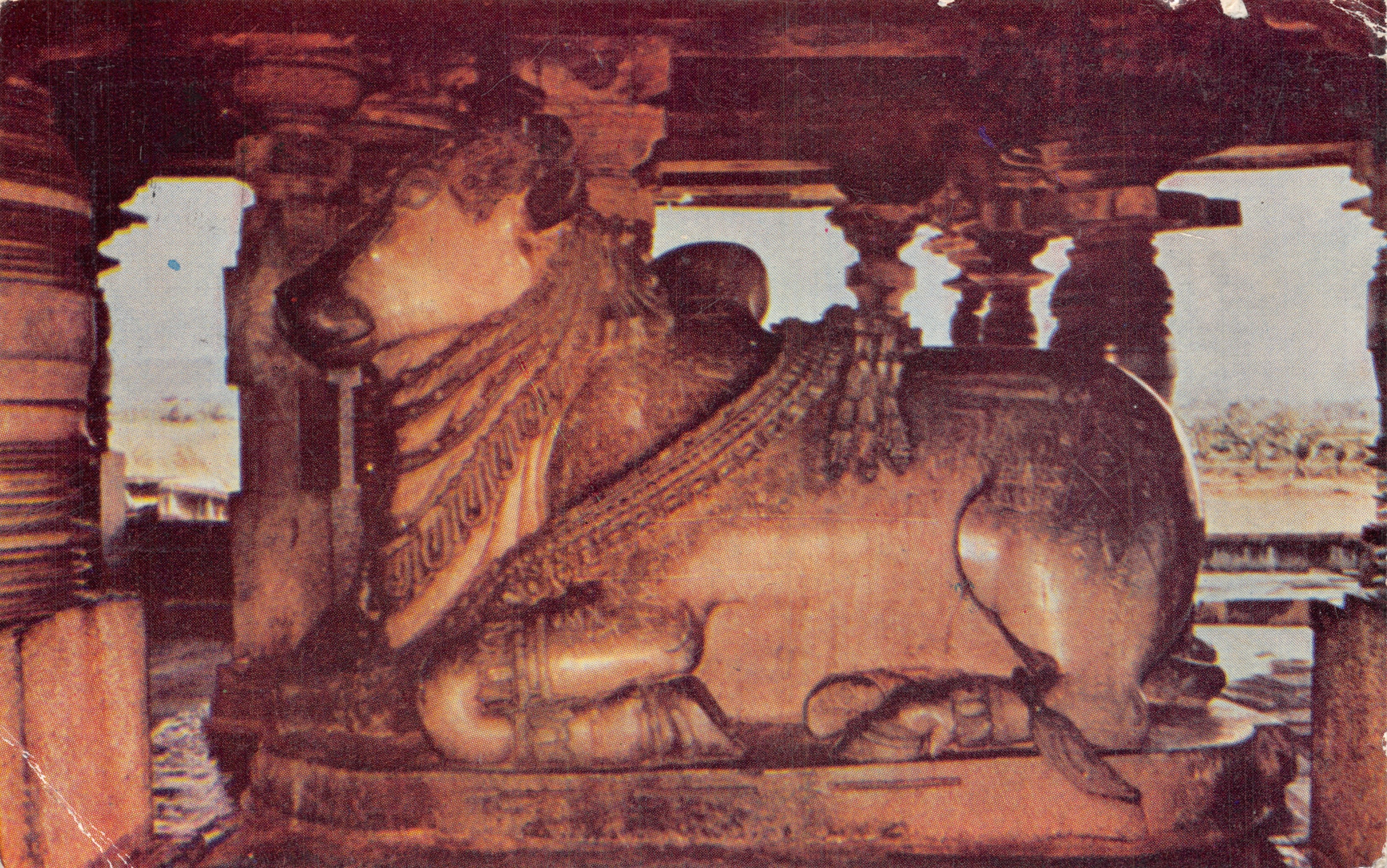 Bull sacré — sculpture Hoysala au temple de Halebid — éditeur Spectrum, Bombay