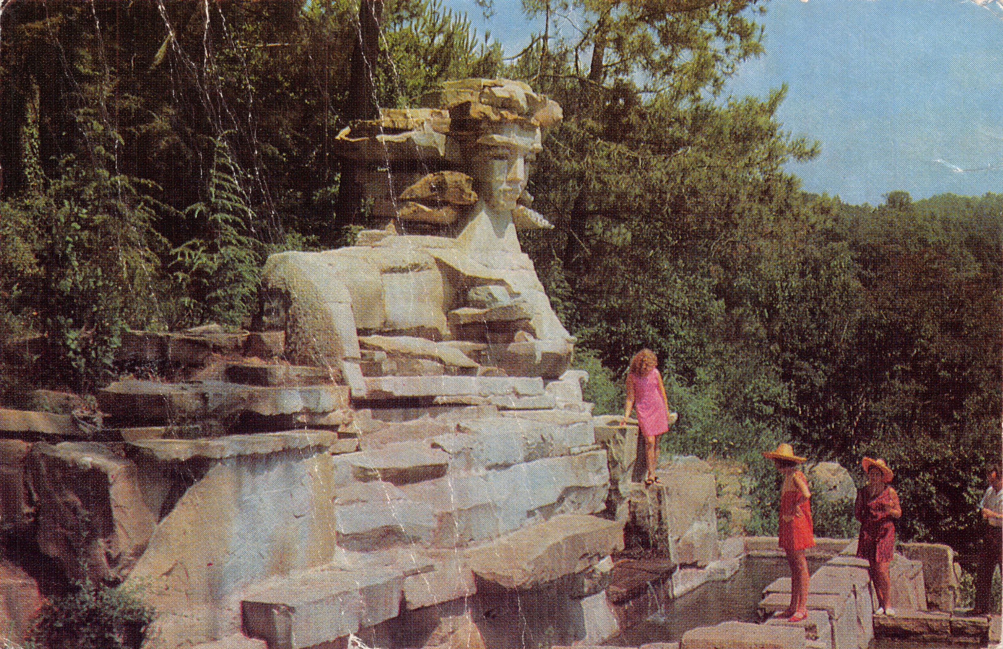 Sotschi. Monument «Matsesta» — sculpture de tête humaine avec cascade — éditeur «Советская Россия» n° 1466