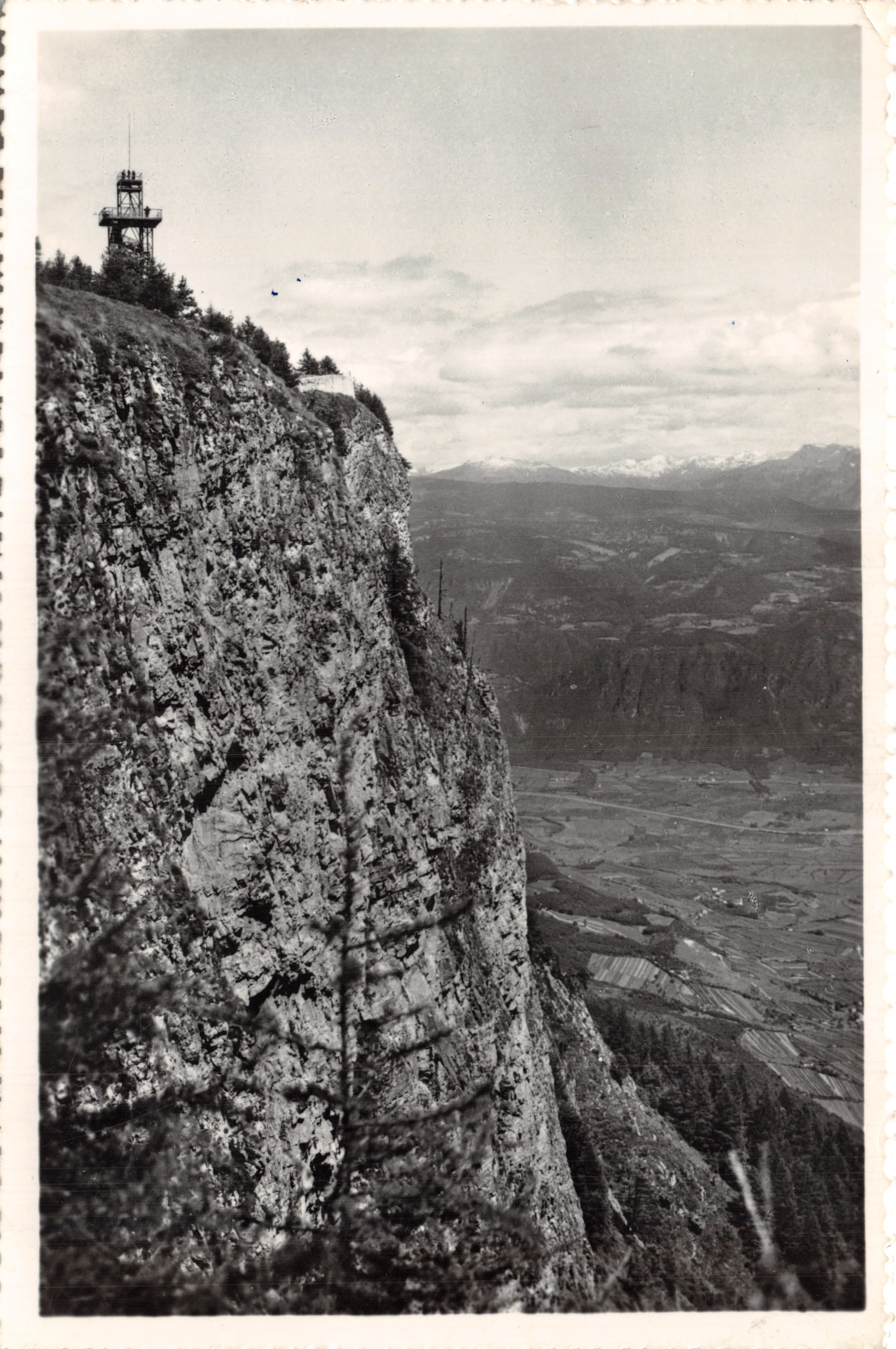 Cima Penegal m. 1740 — vue panoramique depuis un éperon rocheux avec un phare de montagne — Ed. Sciliaria - Schlerm - Verlag