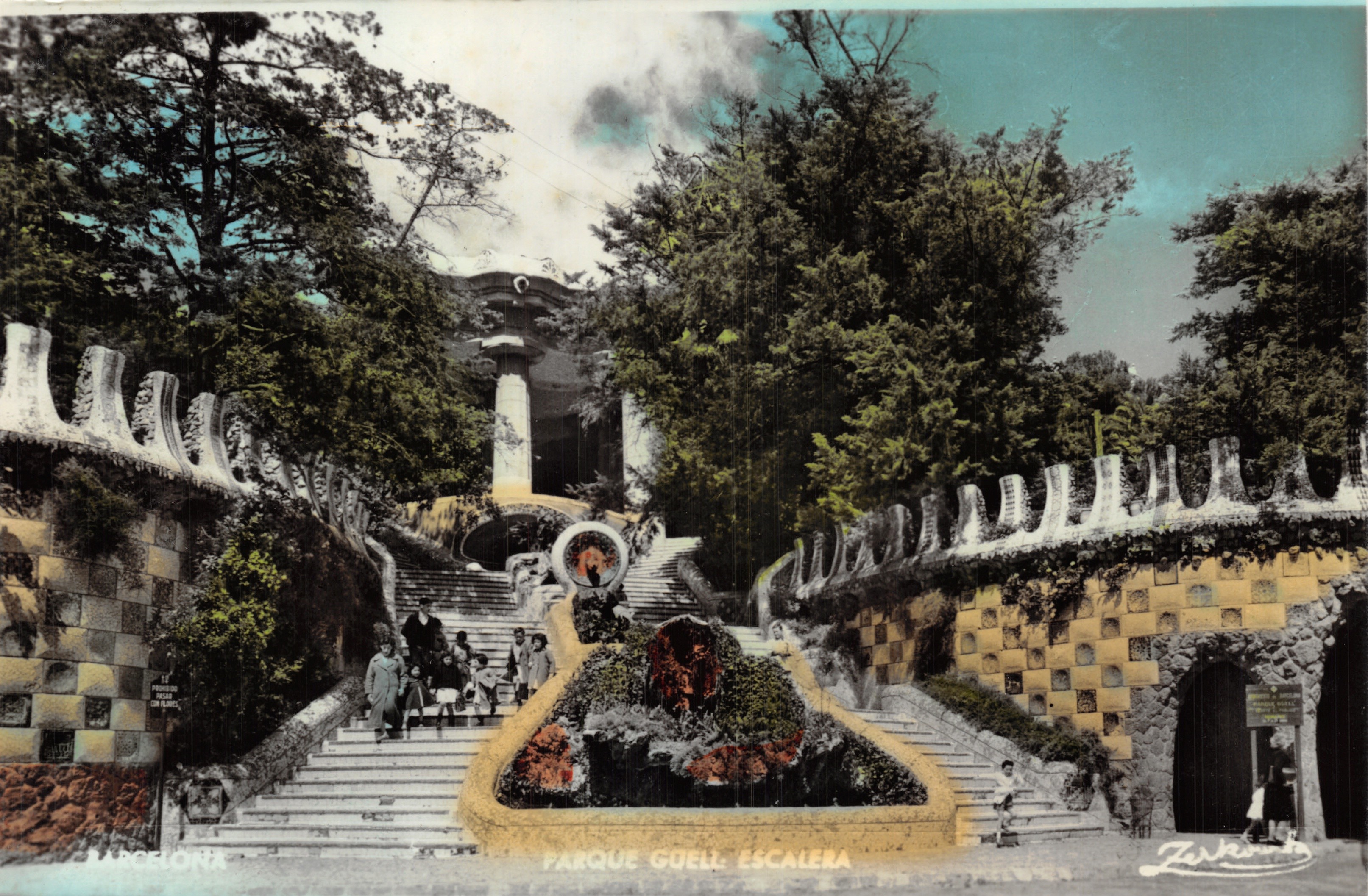 Parc Güell, Escalera — vue de l'escalier monumental avec fontaine et murs décoratifs — éditeur Zerkowitz, n° de série 7209