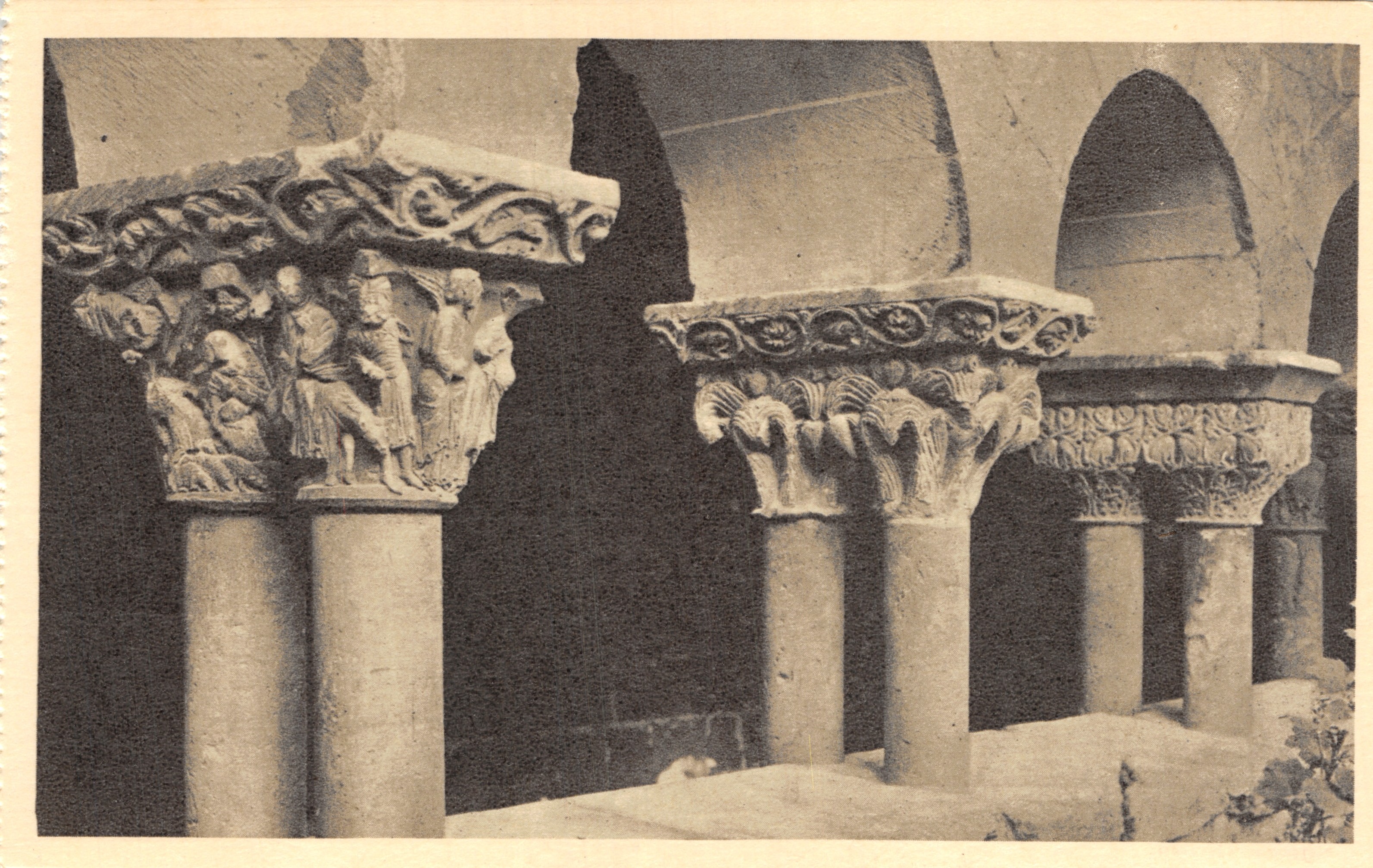 Vue partielle du cloître de Santo Domingo de Silos — colonnes sculptées et chapiteaux ornés — éditeur HAUßER Y MENET, MADRID