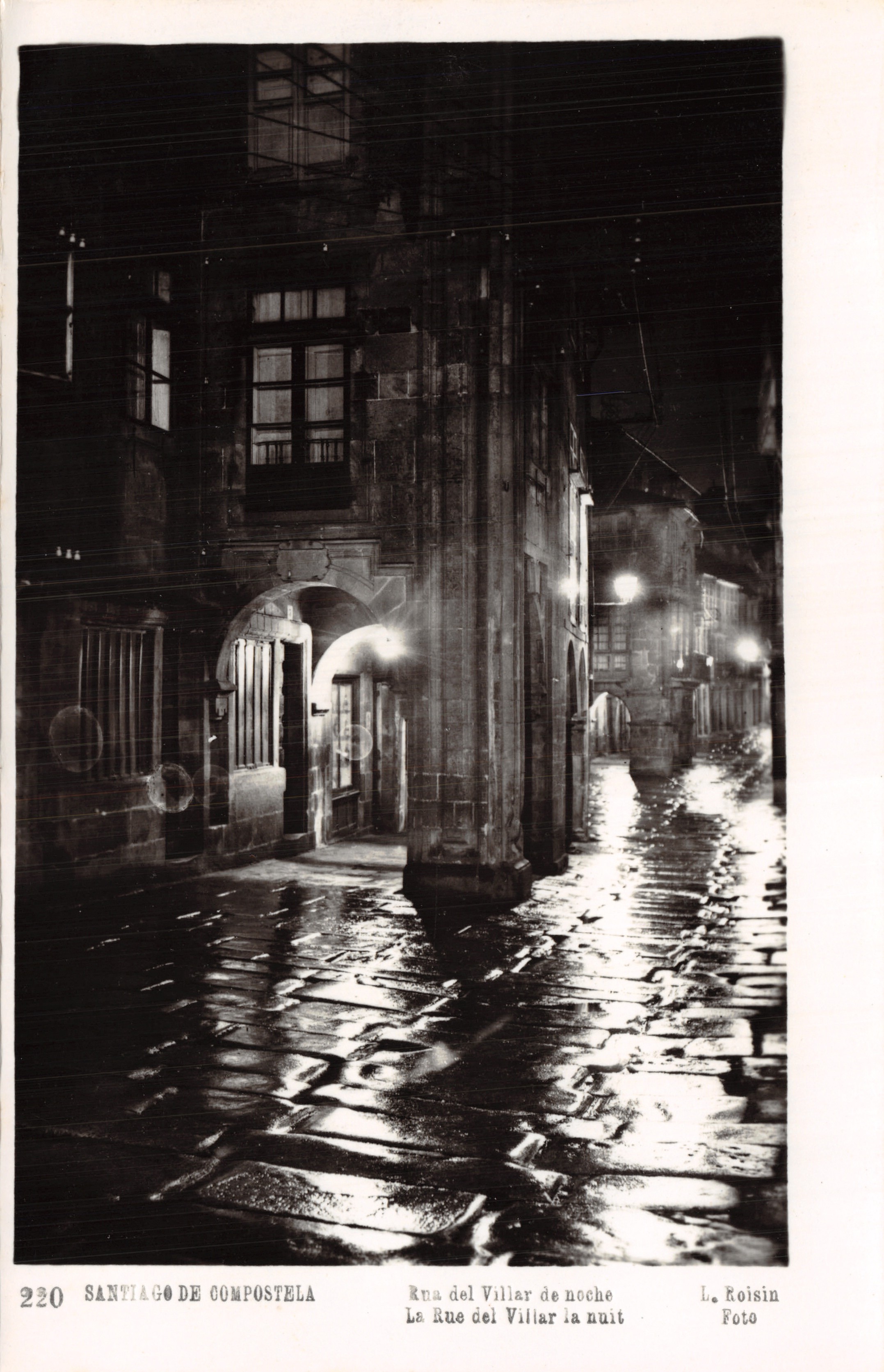 Straße del Villar in Santiago de Compostela — nächtliche Szene auf nassen Pflastersteinen — Verleger L. Roisin, Nr. 220