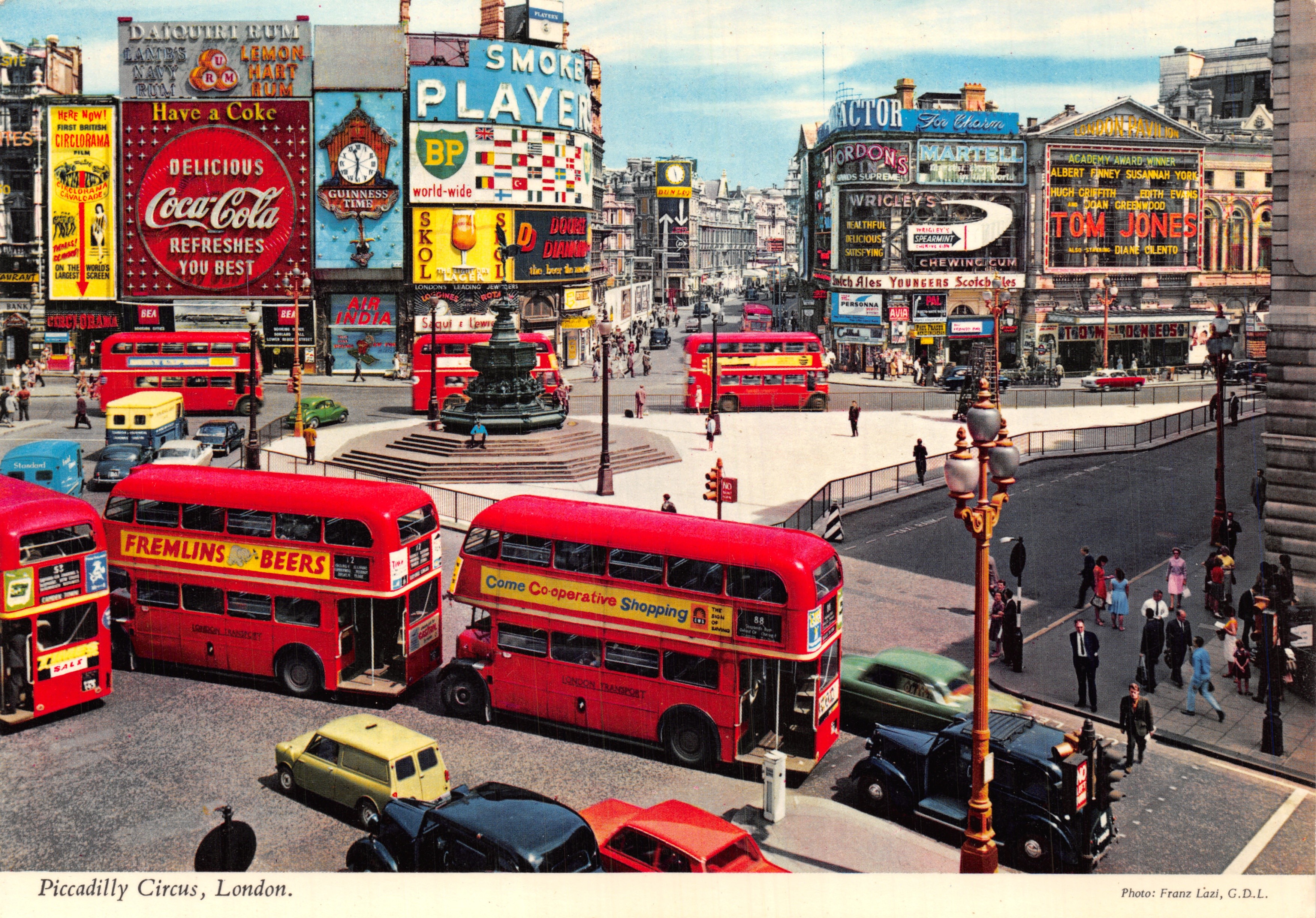 Piccadilly Circus, Londen — levendige scène met rode bussen en lichtreclames — Kardorama