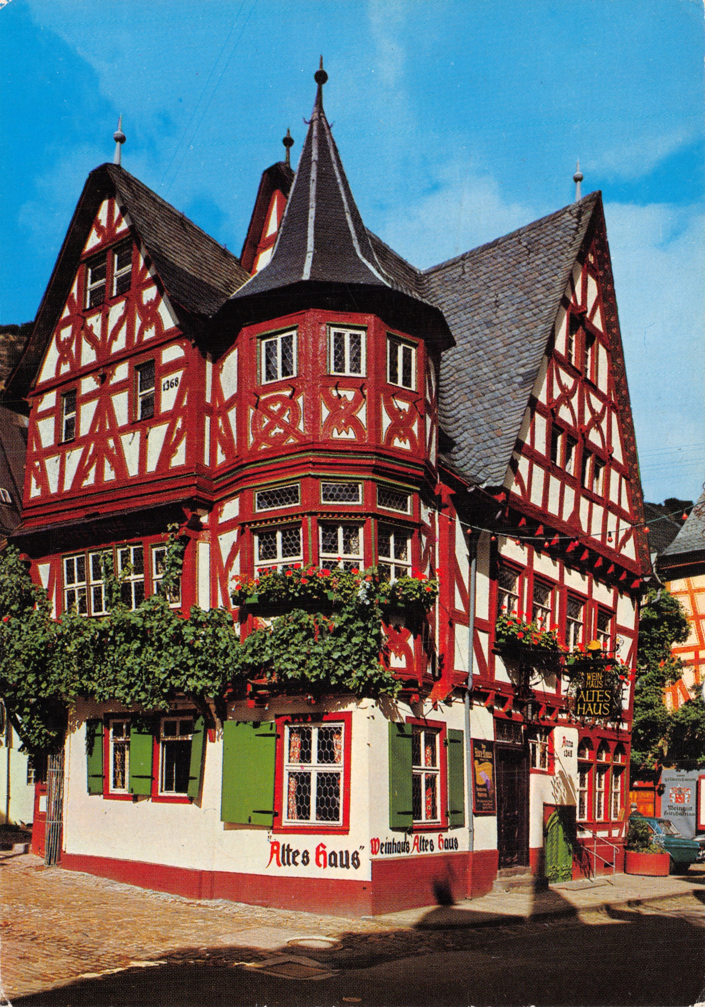 Altes Haus — rood-wit huis met houten balken in Bacharach — uitgever ANSICHTSKARTEN-VERLAG J. HINKEI, n° 3560